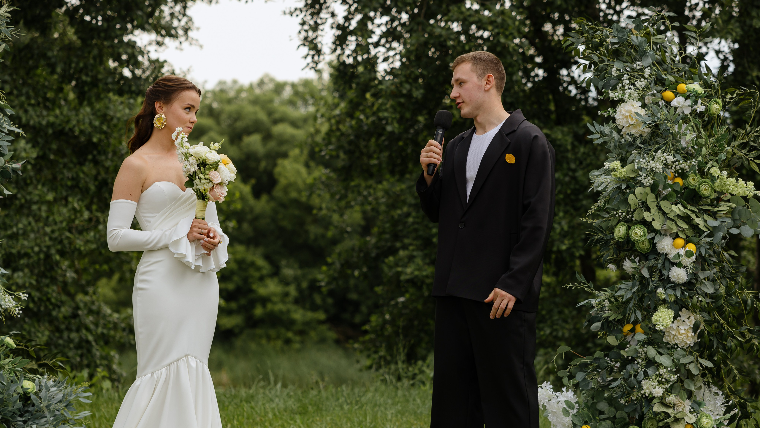 Июньская свадьба на берегу реки