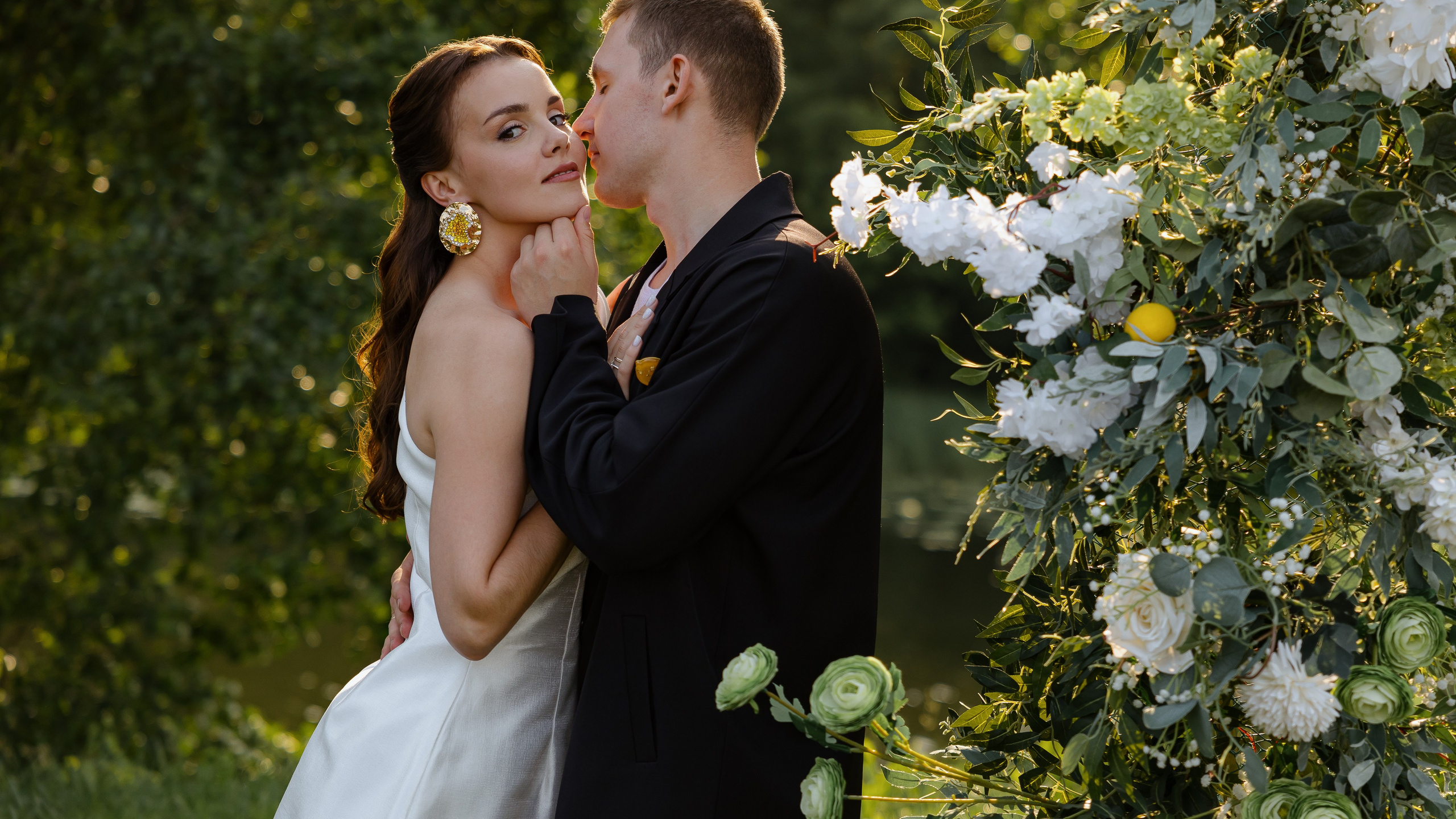 Июньская свадьба на берегу реки