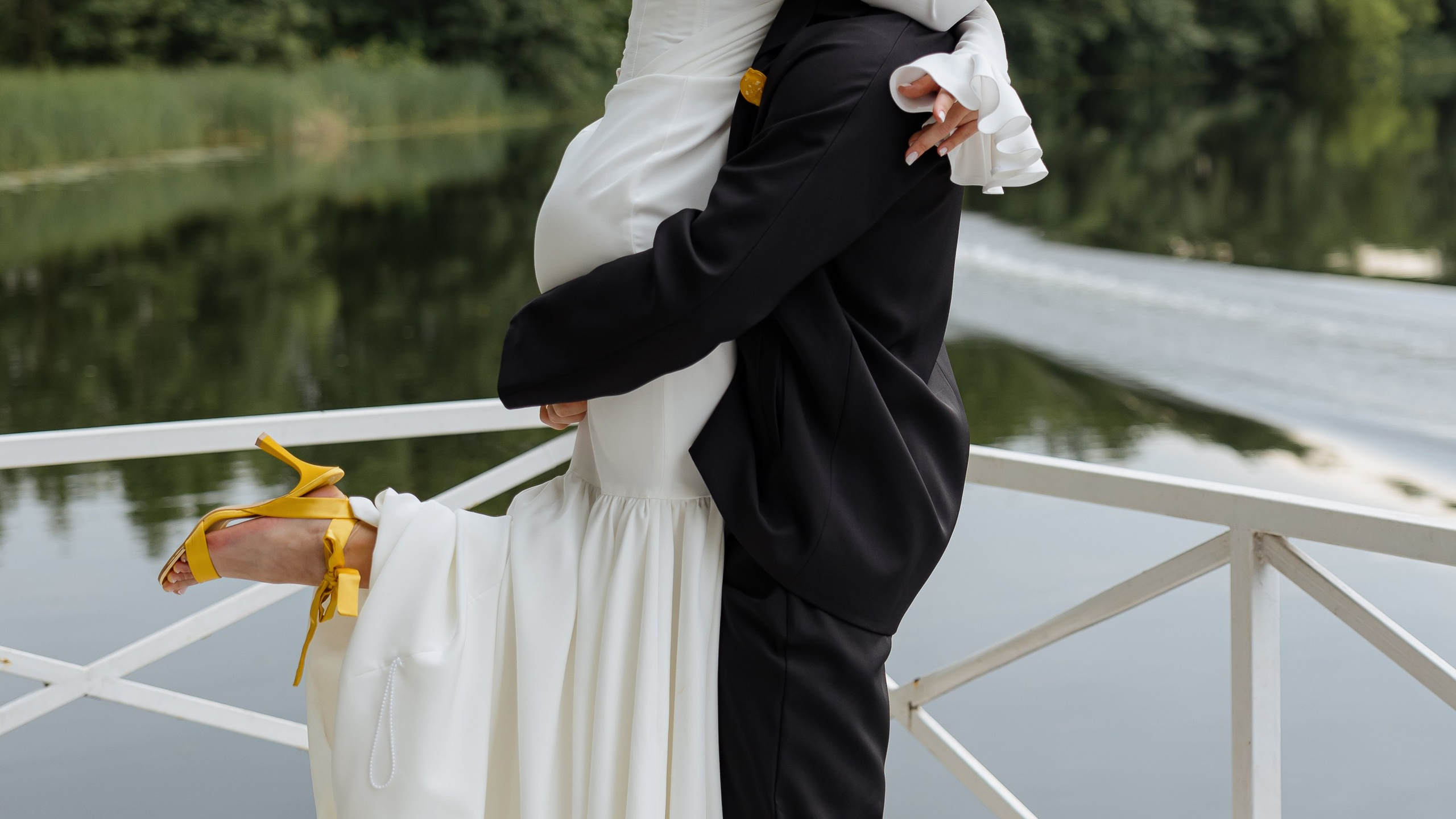 Июньская свадьба на берегу реки