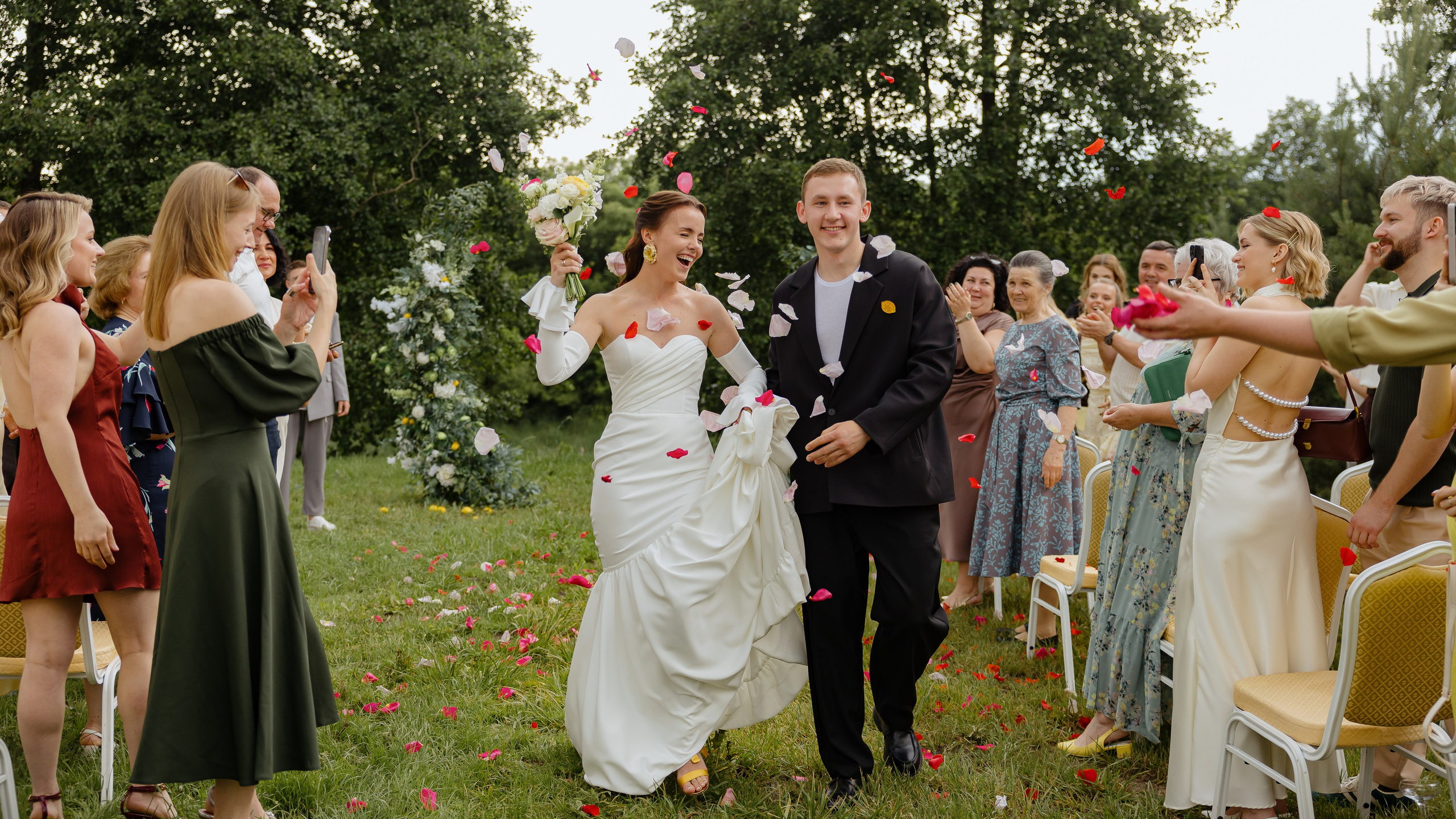 Июньская свадьба на берегу реки