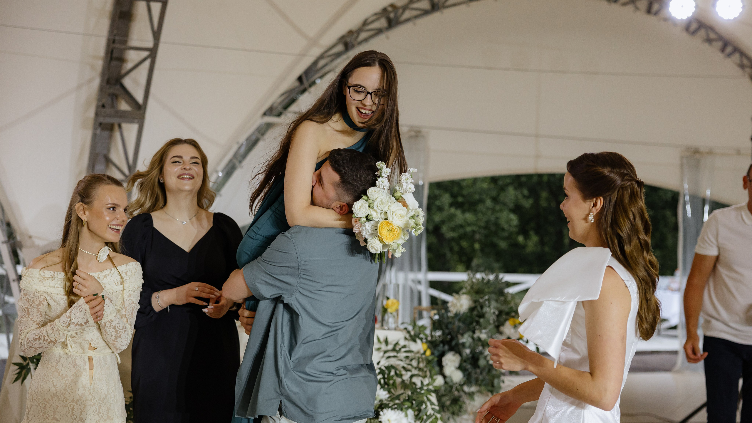 Июньская свадьба на берегу реки