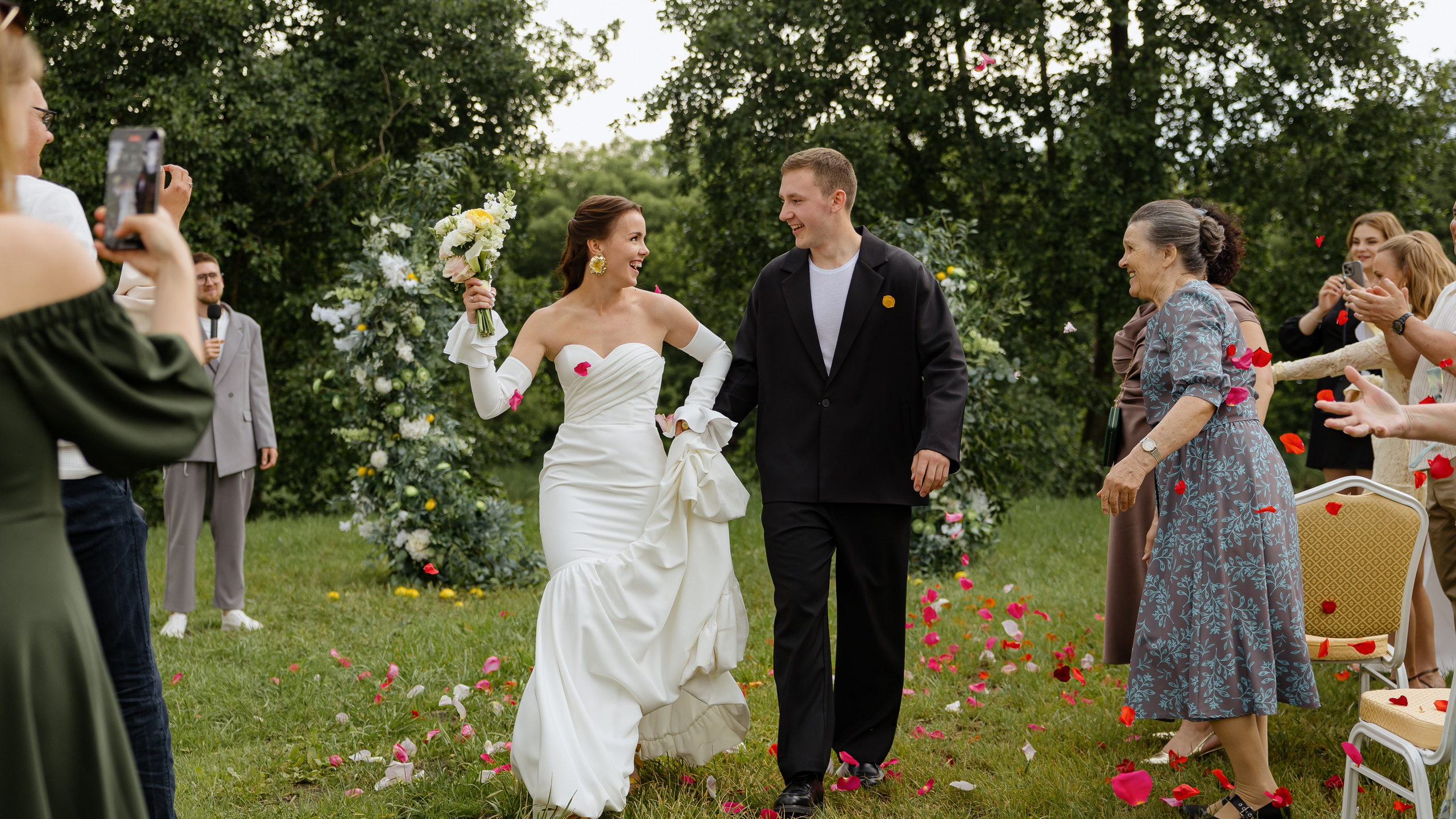 Июньская свадьба на берегу реки