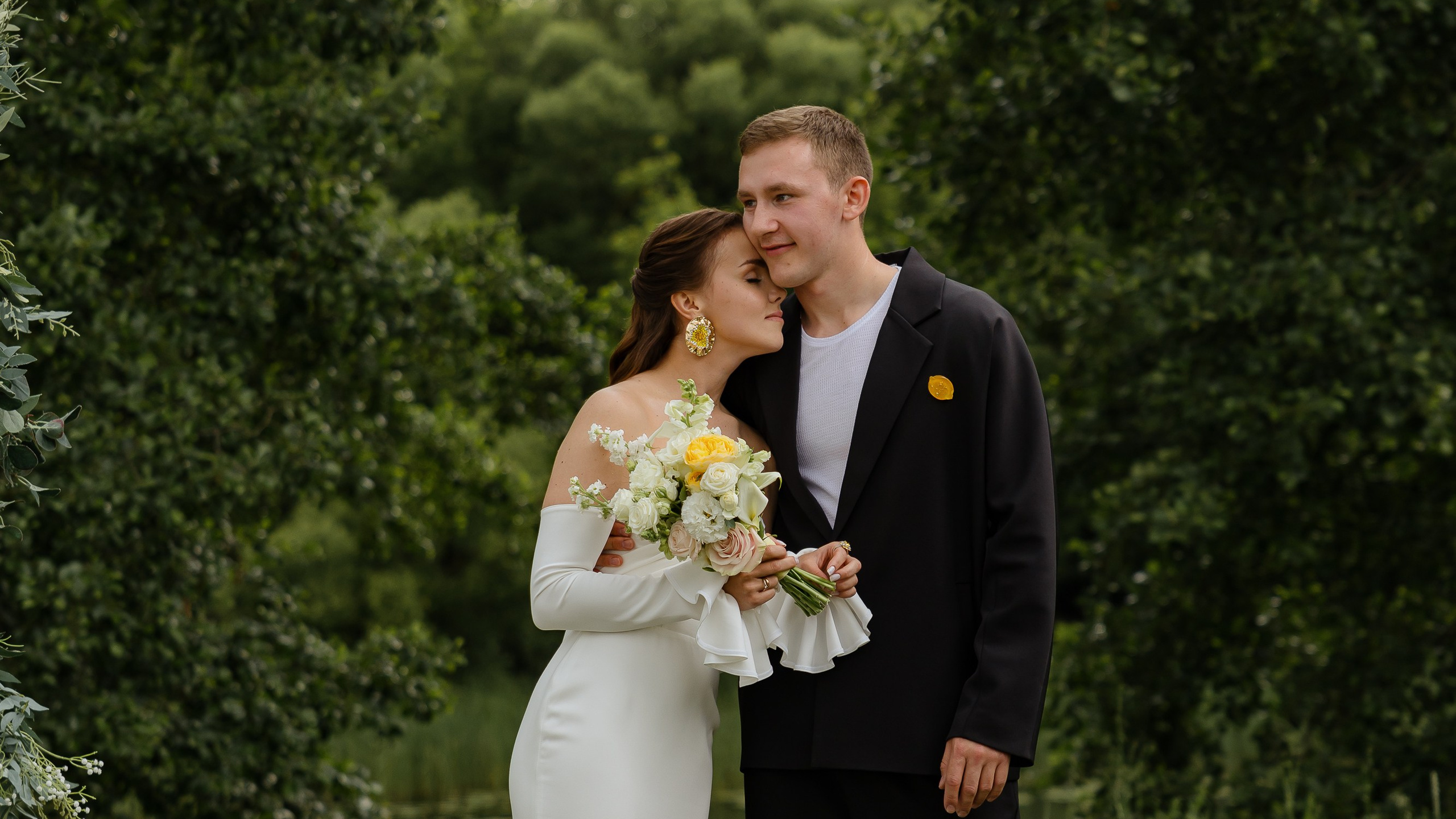 Июньская свадьба на берегу реки