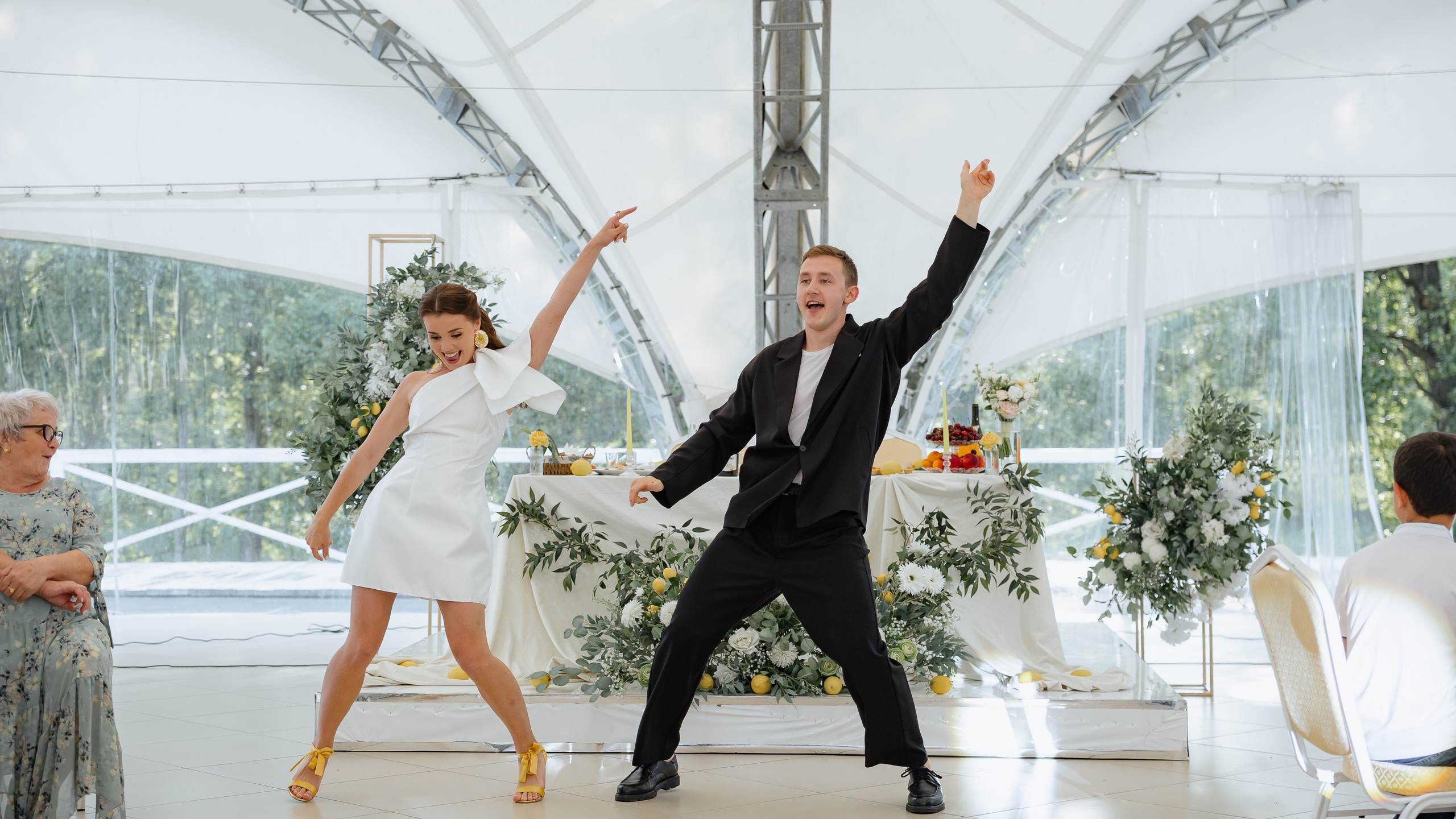 Июньская свадьба на берегу реки