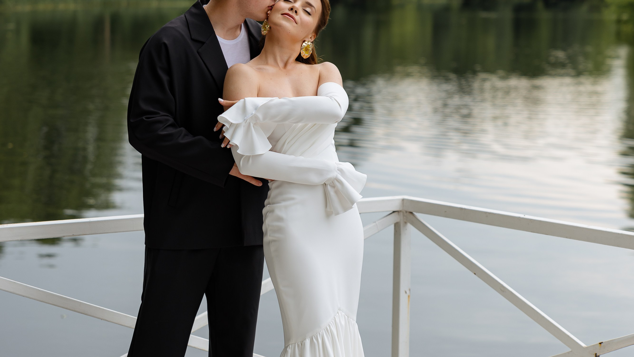 Июньская свадьба на берегу реки