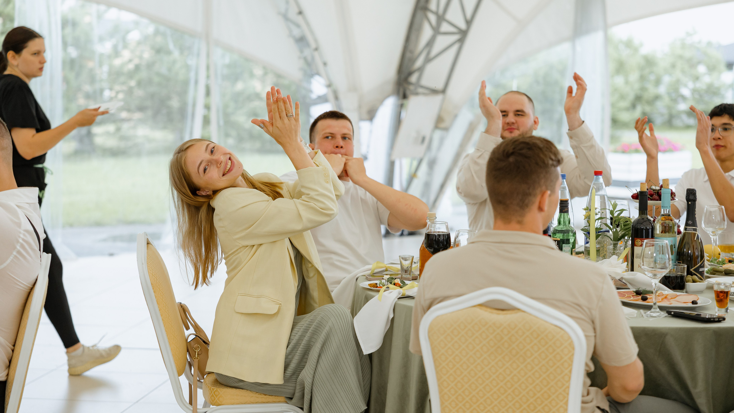 Июньская свадьба на берегу реки