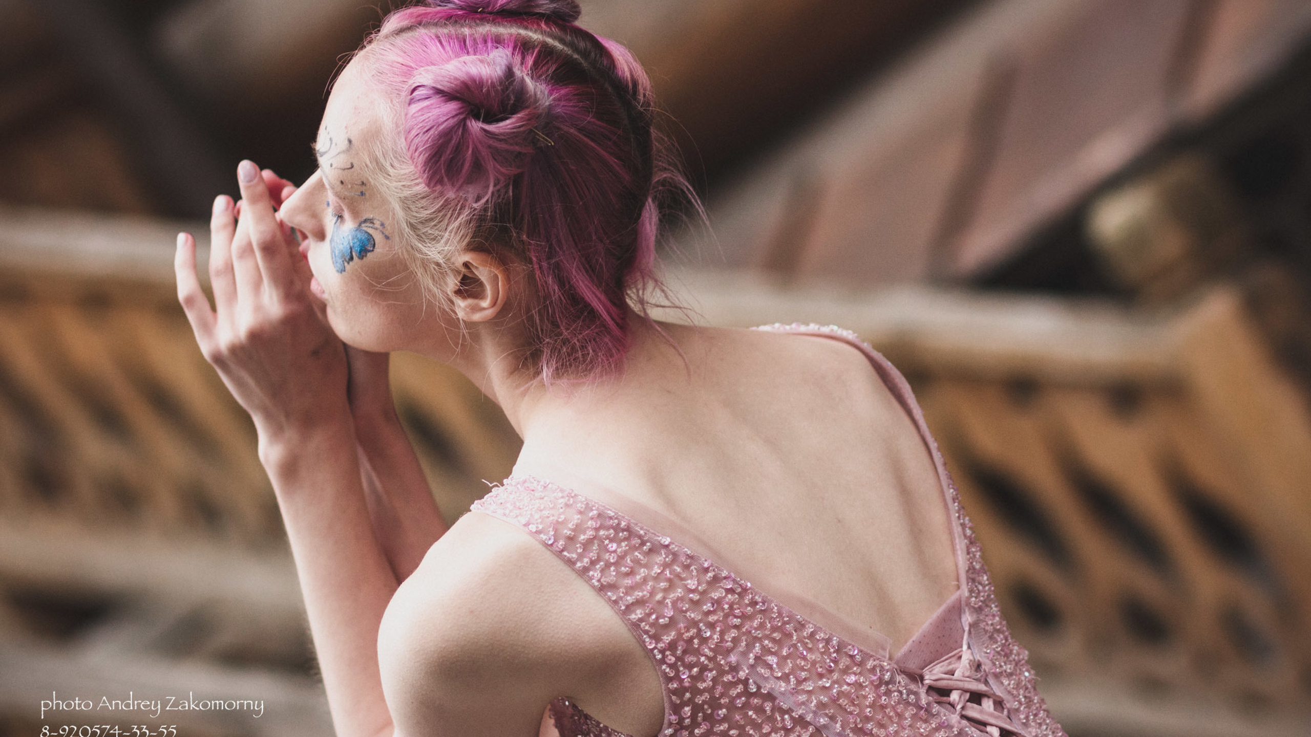 Девушка в платье.