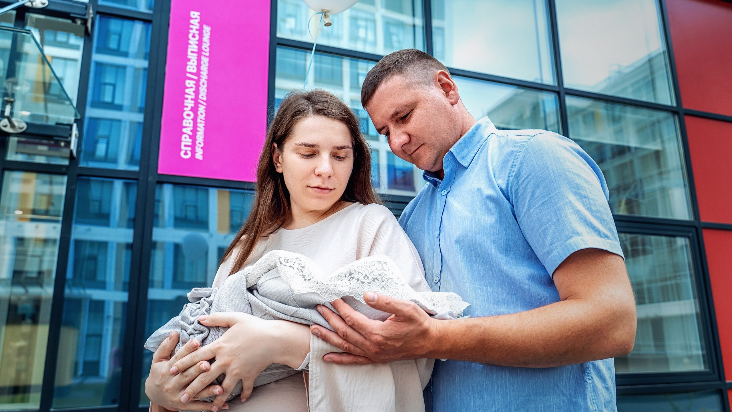 Выписка из роддома ММКЦ Коммунарка. Фотограф на выписку из роддома. Фотограф \ Видеограф на Крещение, Венчание Москва| Семейные съемки