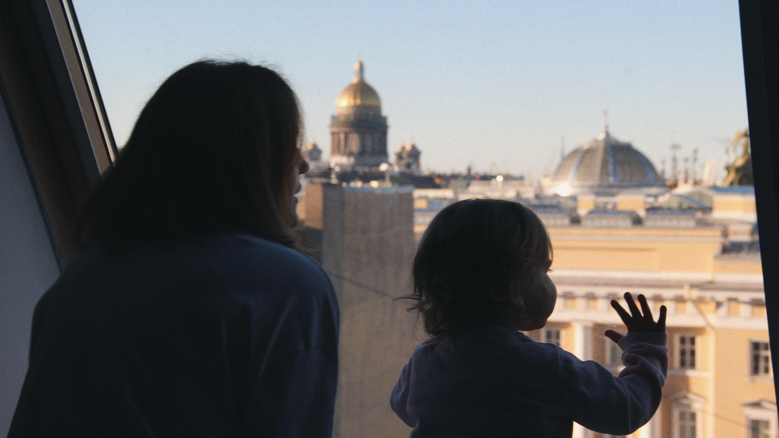 За окном питерское солнышко.