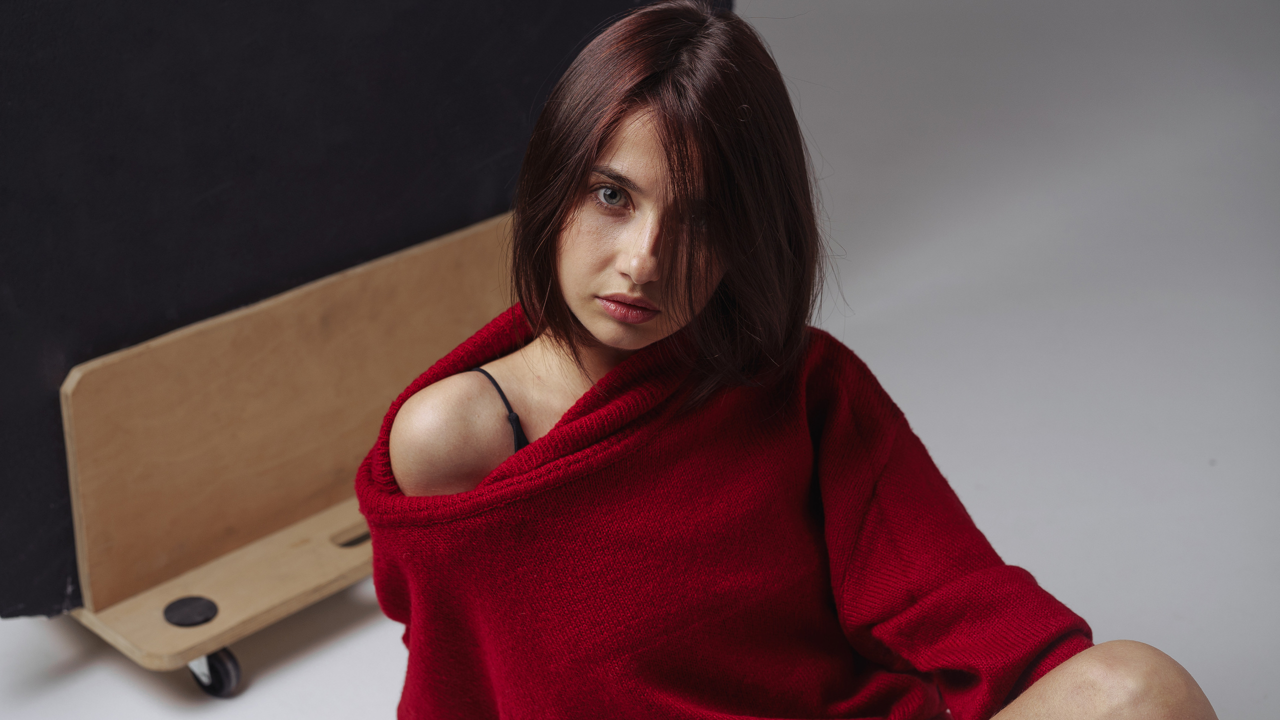 Вера. Фотосессия в красном свитере