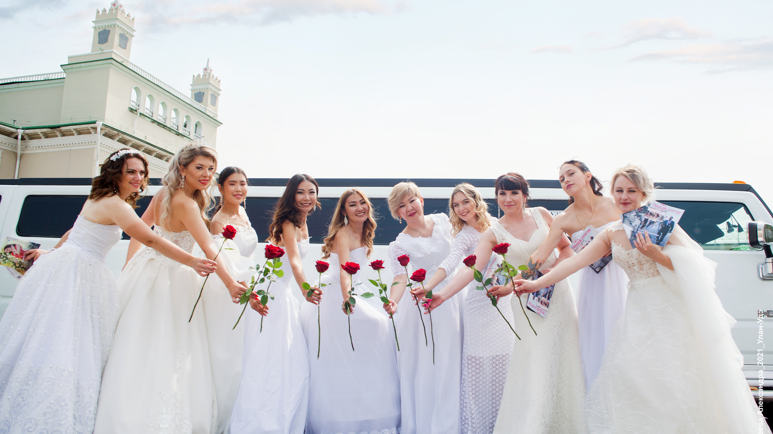 Девушки в белом