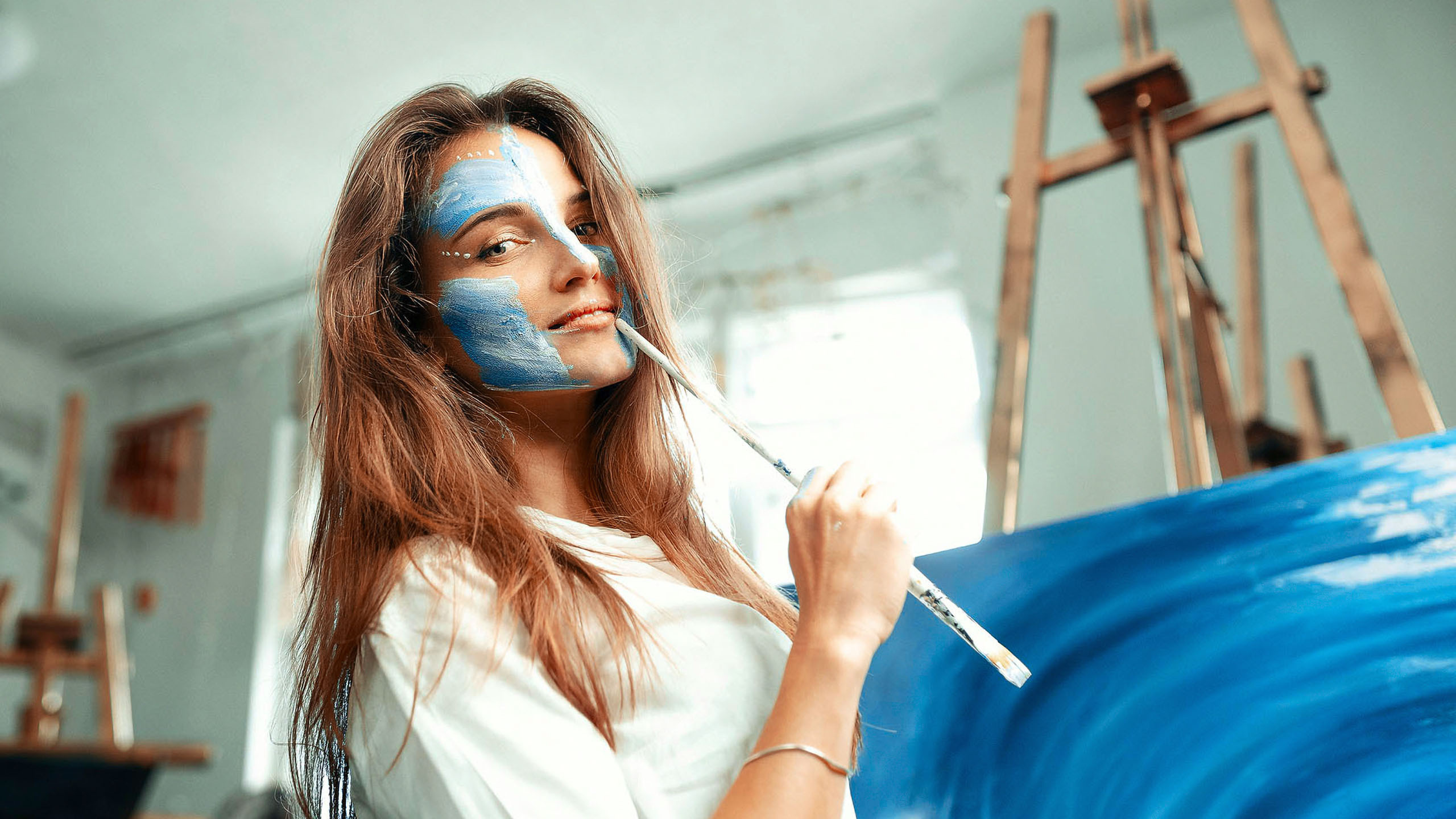 Аня. Жанровый женский портрет в художественной мастерской