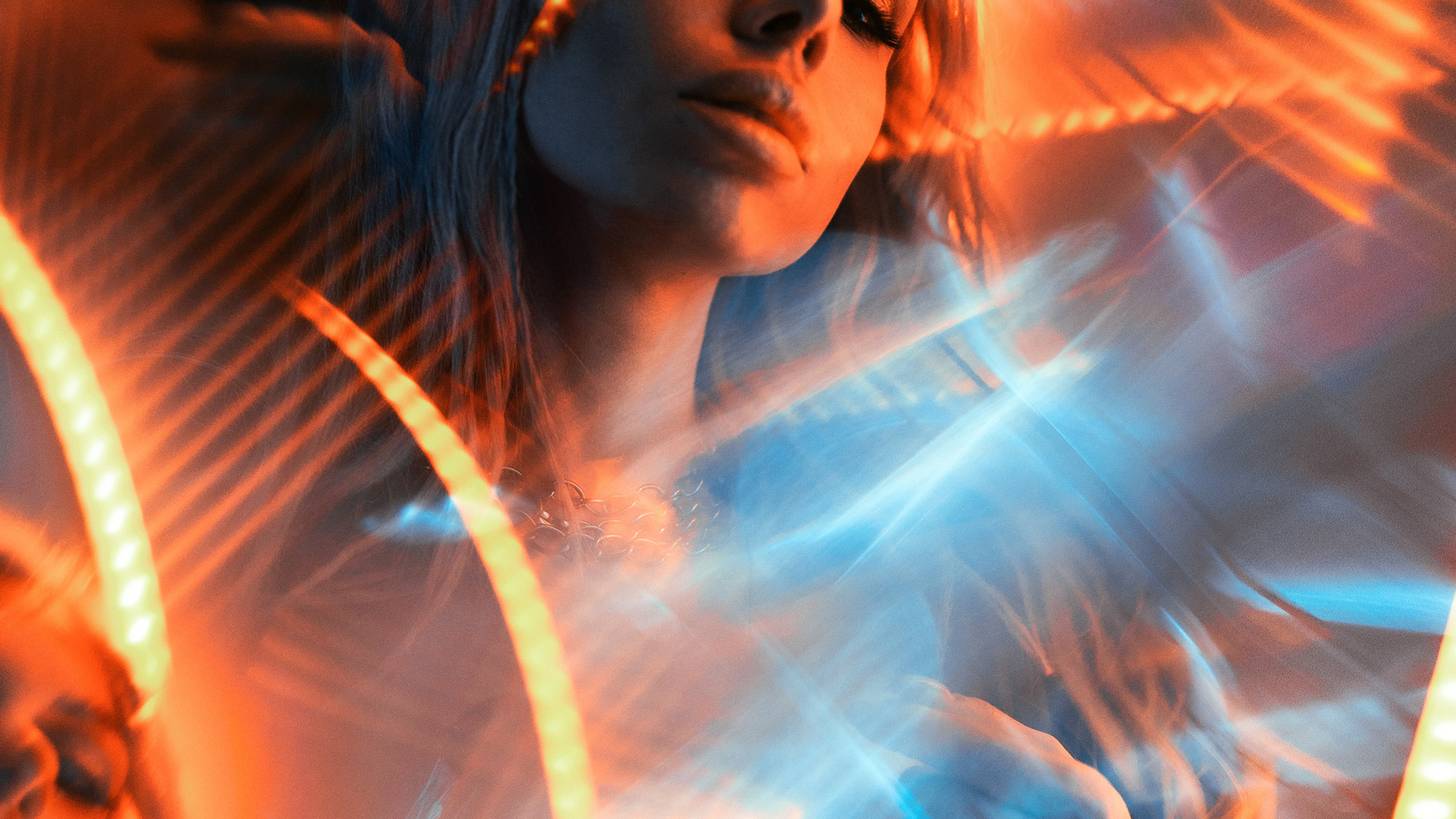 Инесса. Женский портрет в неоне с использованием призм