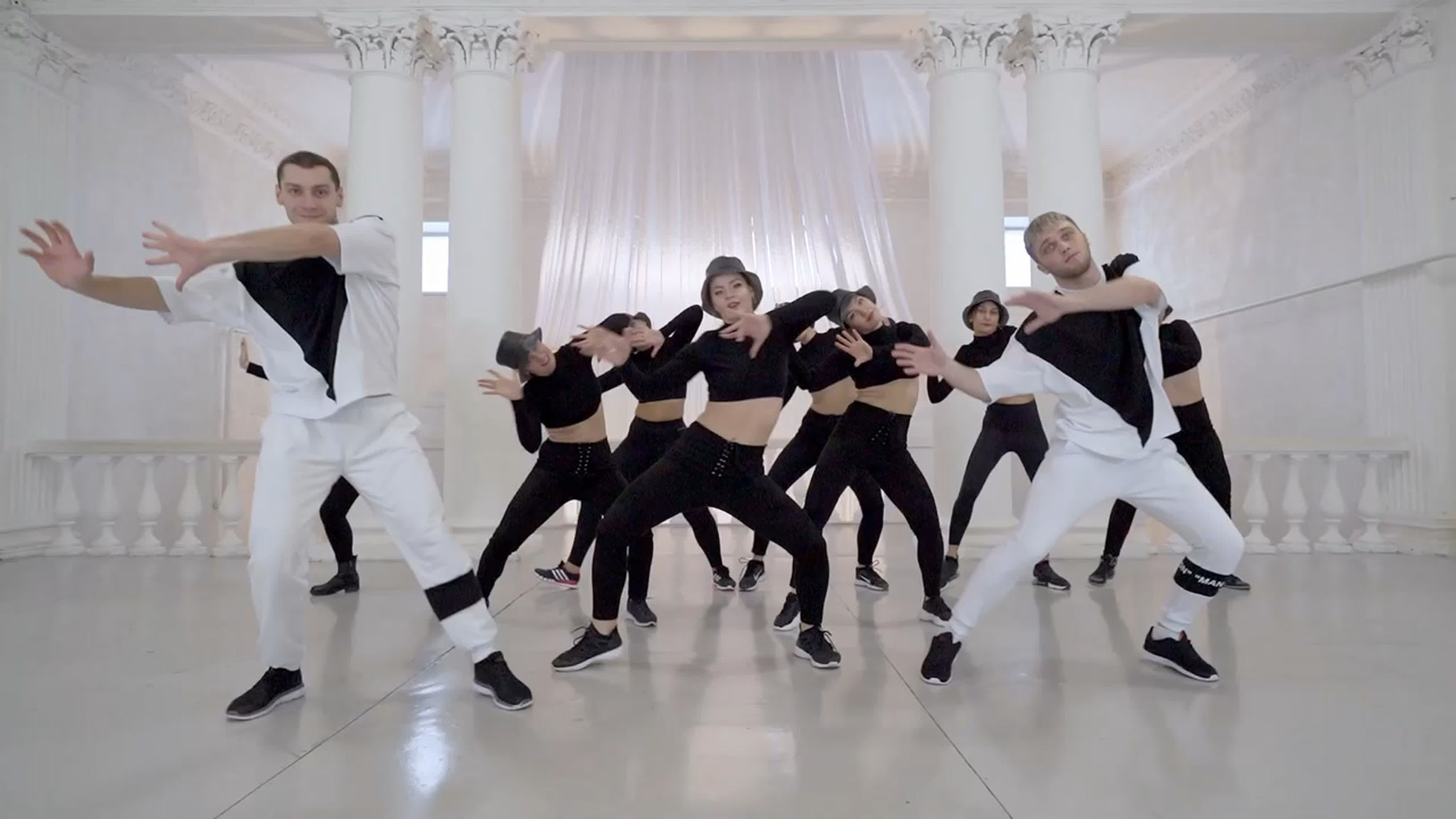 Видео снято в фотостудии «2 этаж»