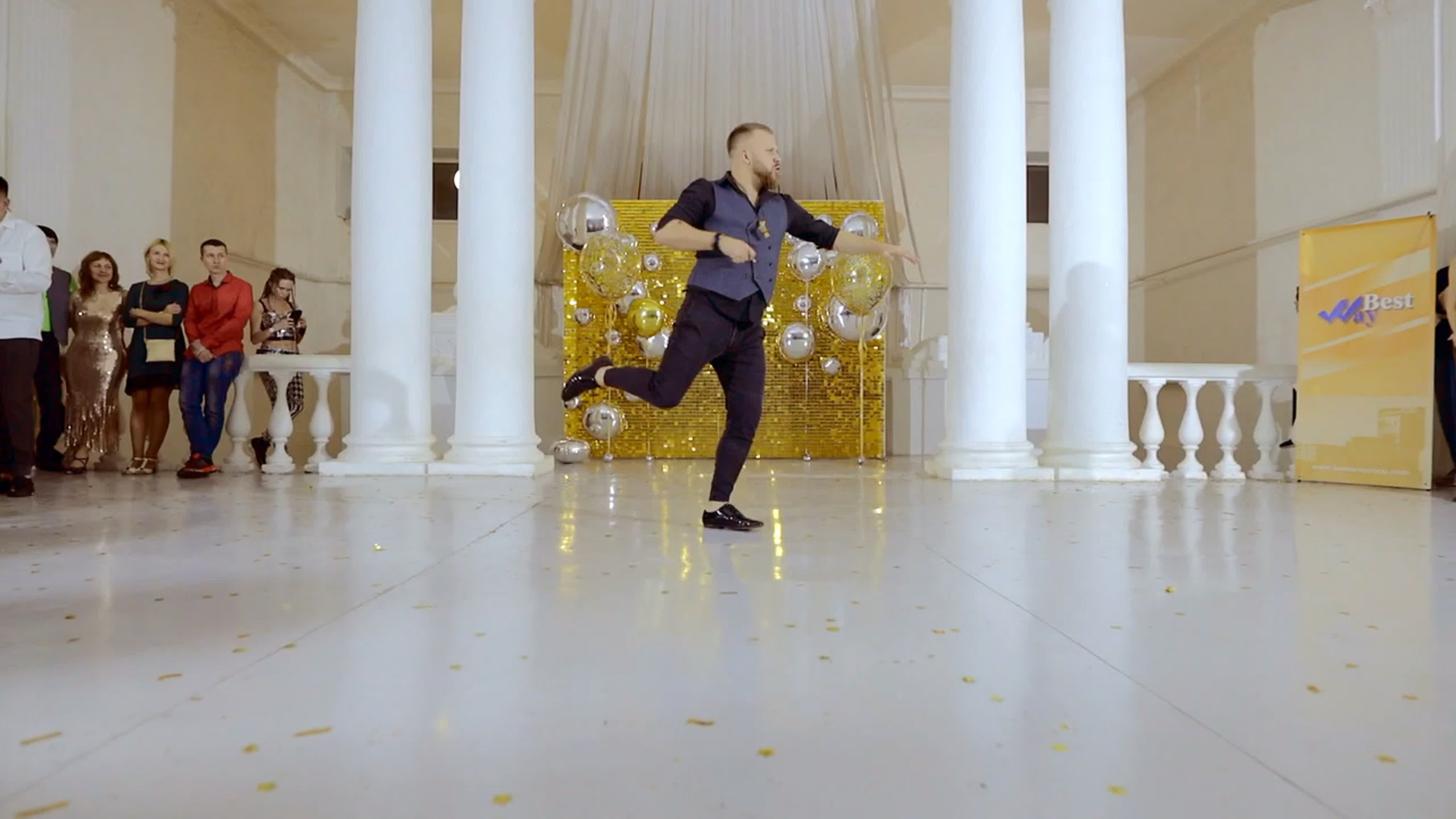 Видео снято в фотостудии «2 этаж»