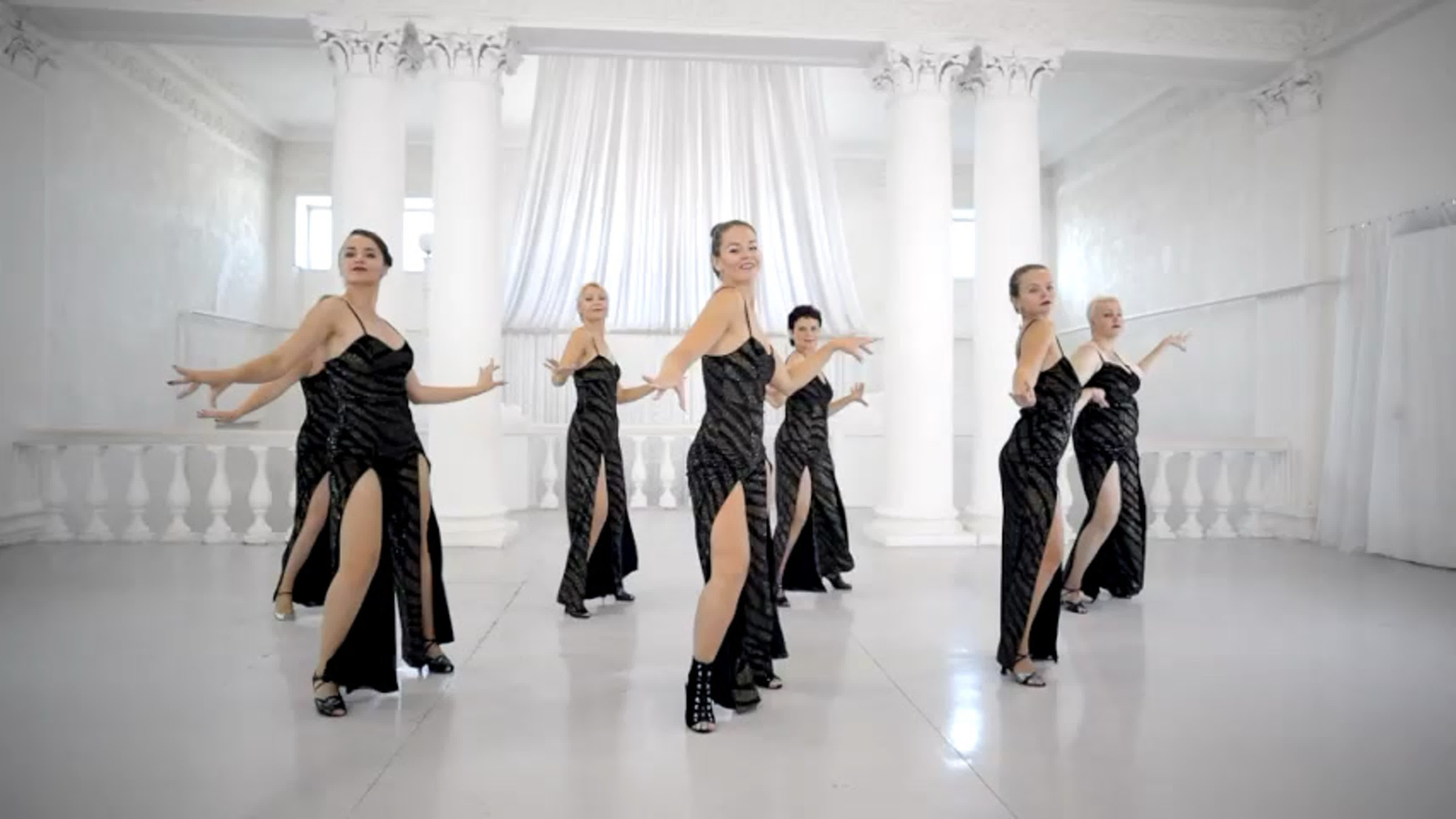 Видео снято в фотостудии «2 этаж»