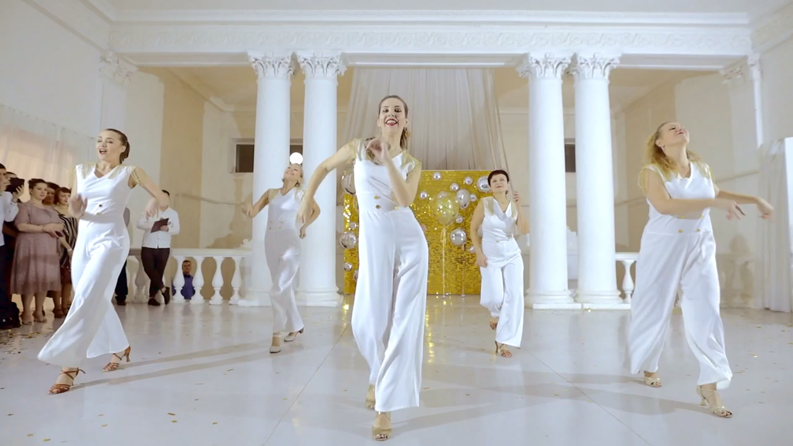 Видео снято в фотостудии «2 этаж»