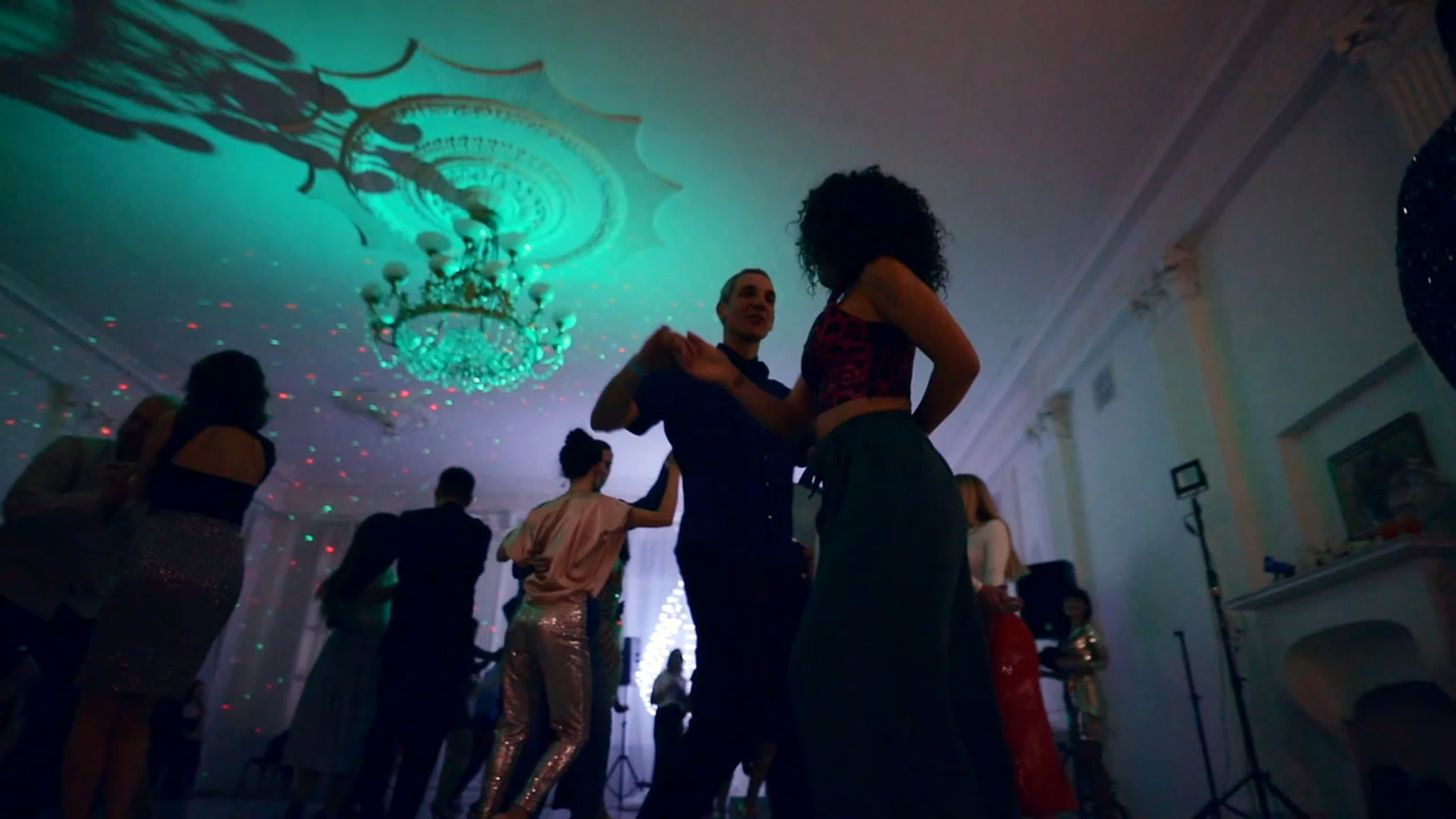 Видео снято в фотостудии «2 этаж»