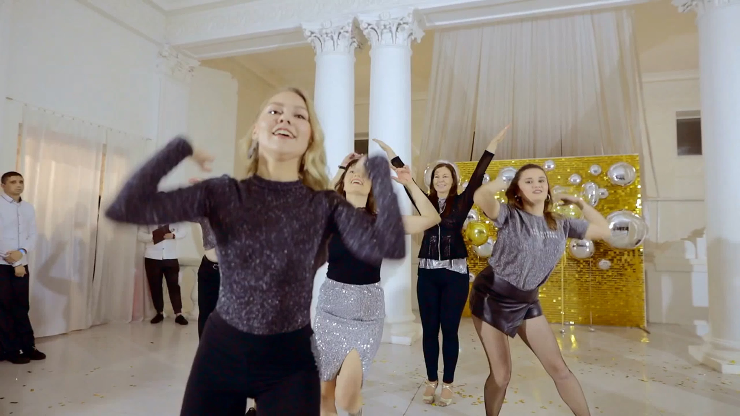 Видео снято в фотостудии «2 этаж»