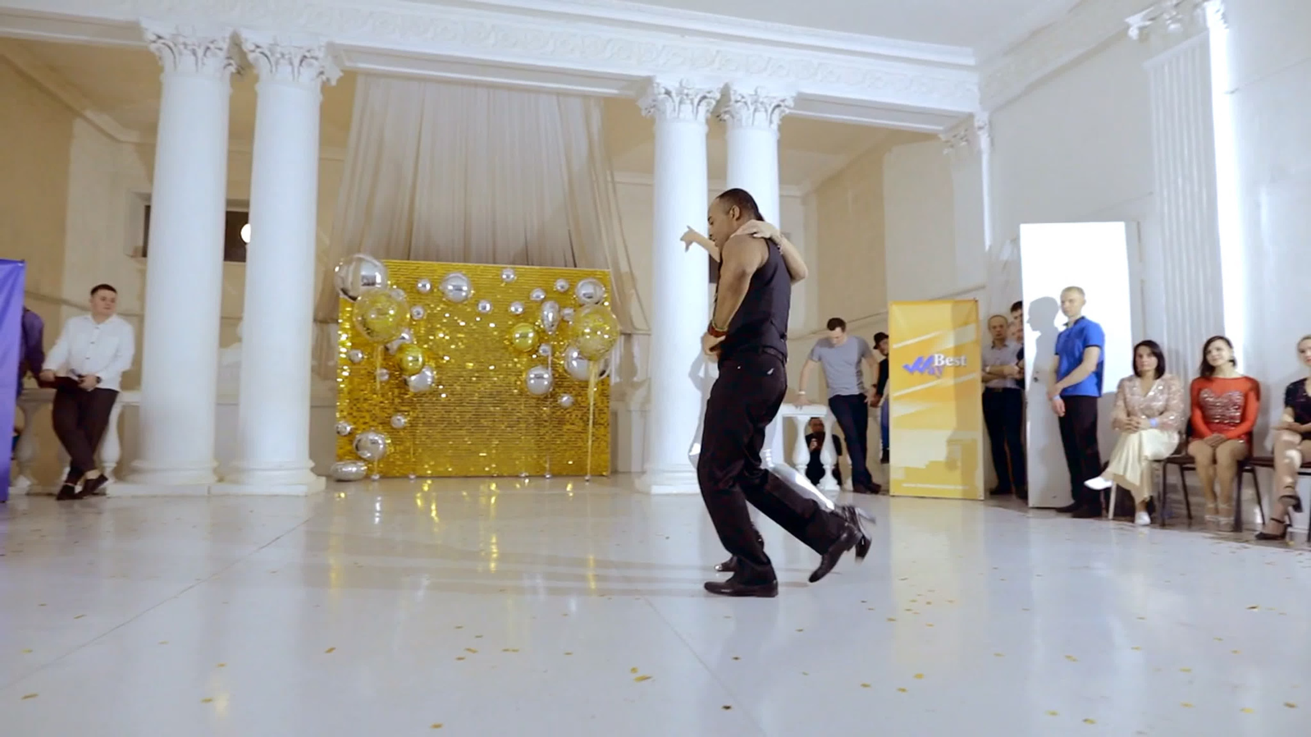 Видео снято в фотостудии «2 этаж»