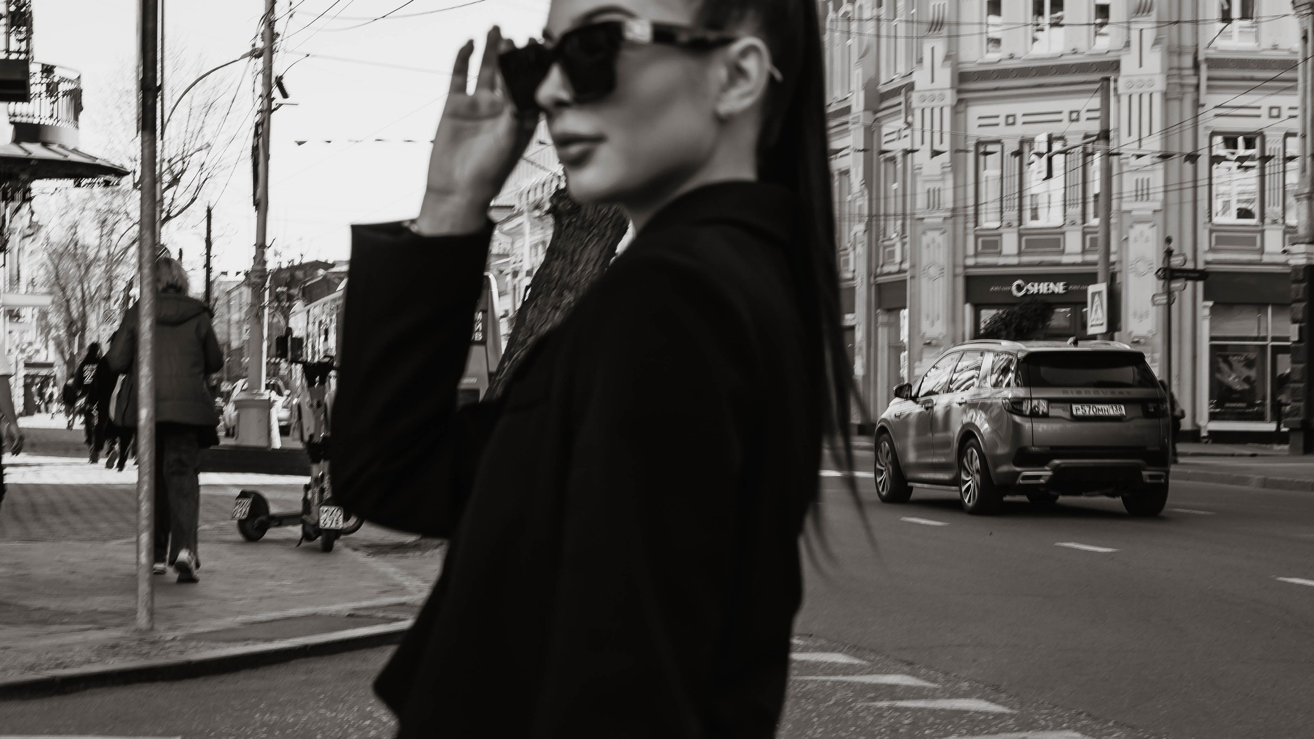 На стиле они