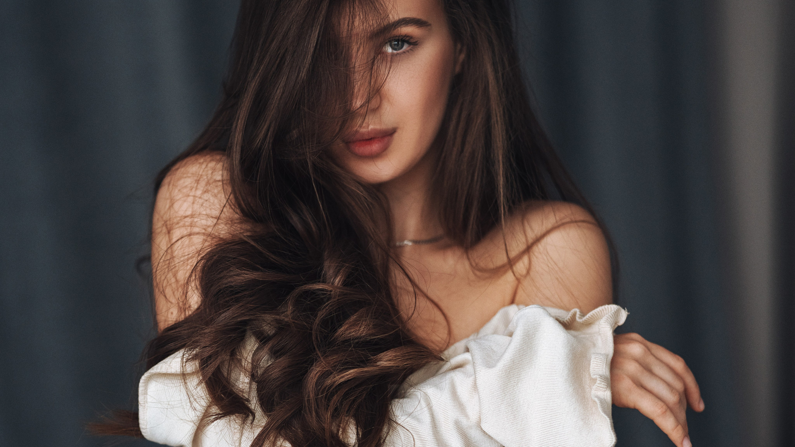 Женский портрет (в интерьере)