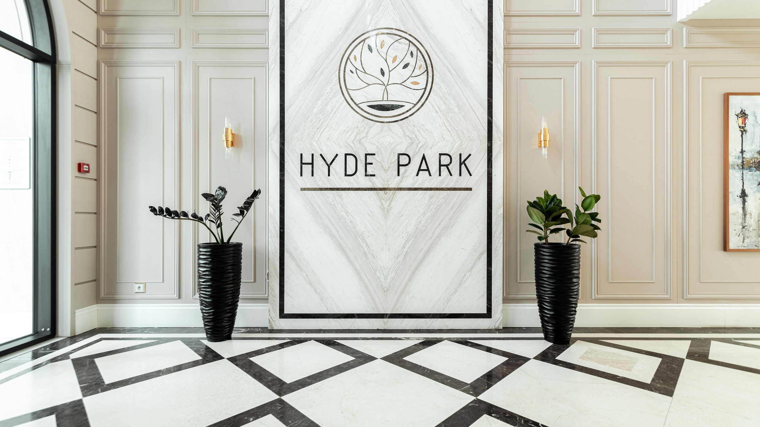 Интерьер холла и ландшафтный дизайн двора в ЖК «Hyde Park» в г. Алматы