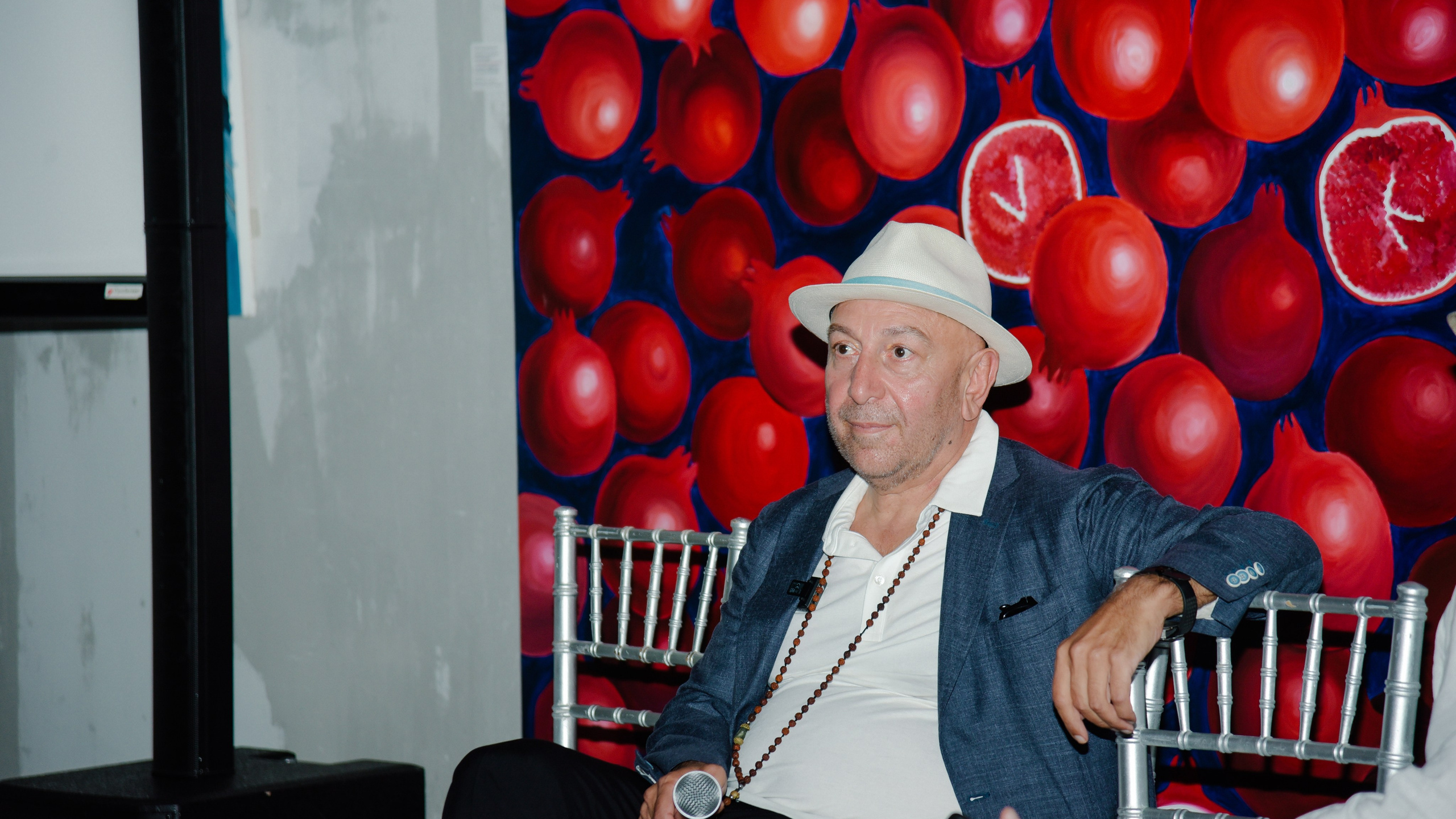 Александр Дильбази Игра взглядов в гранатовом саду