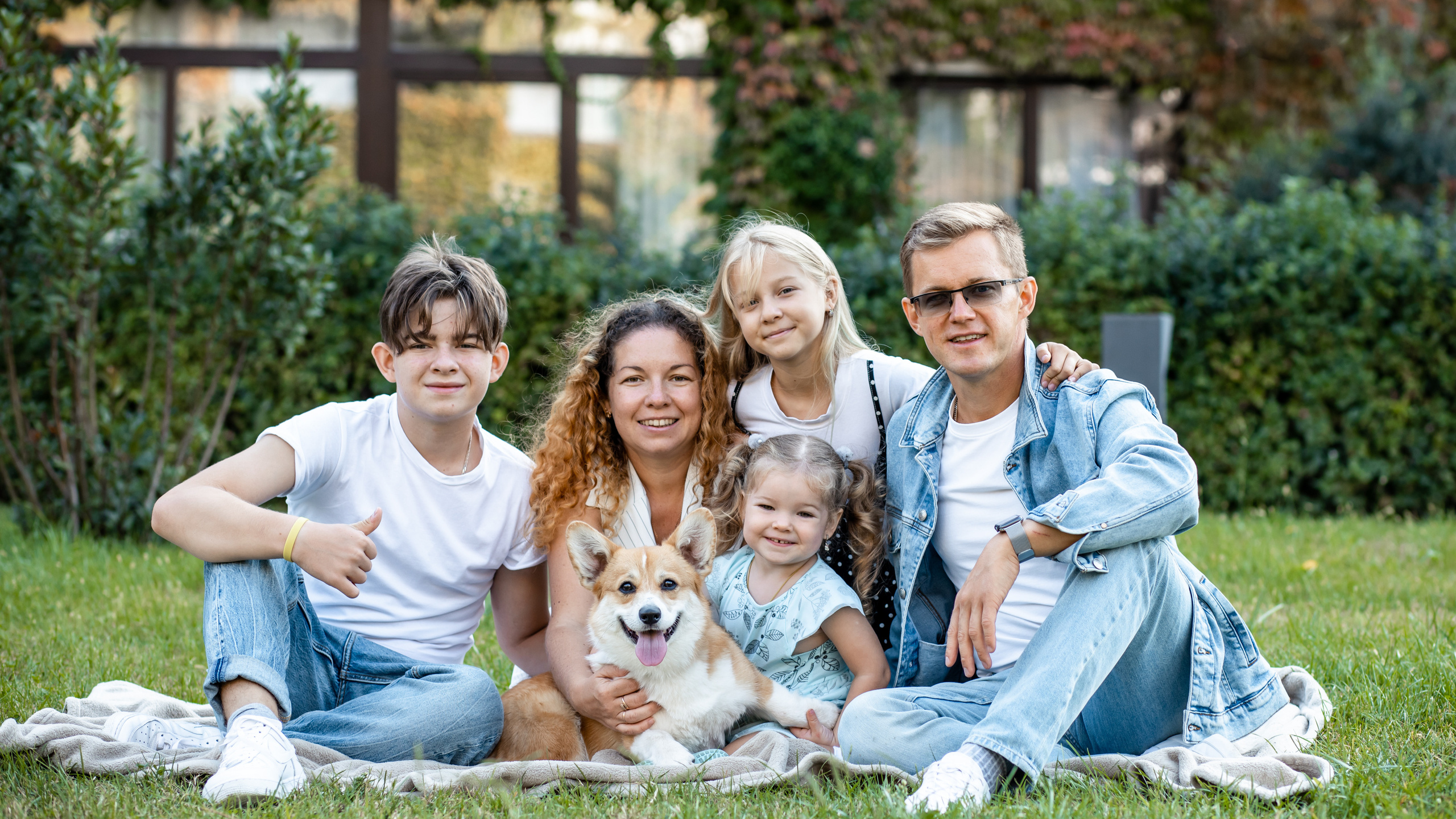 Федор, Алена, Родион, Арина и Тая и песик корги