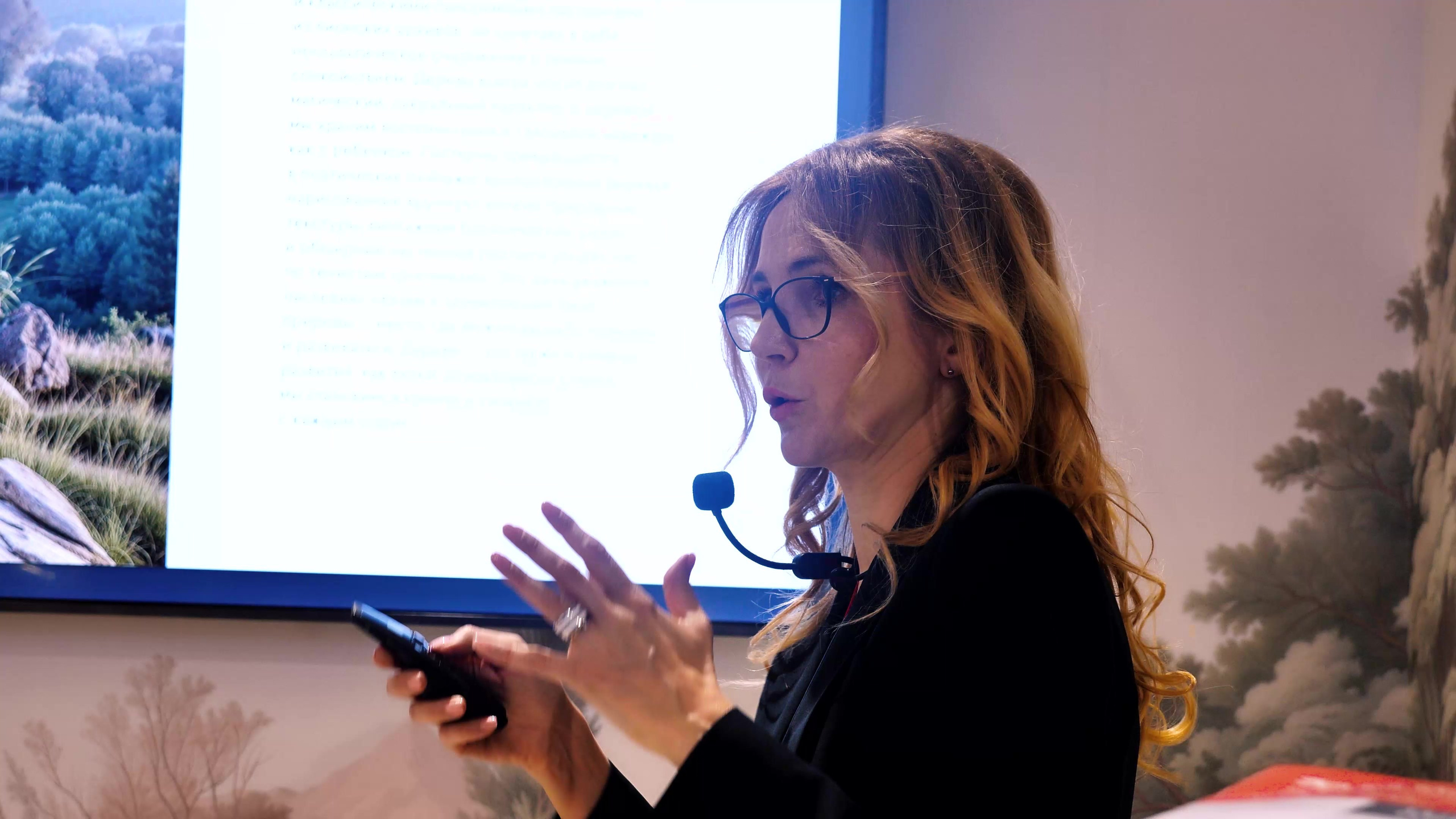 LOYMINA Group на 30-й юбилейной Международной строительно-интерьерной выставке MosBuild 2025. L. Deco интерьерный салон. Краски/обои/лепной декор