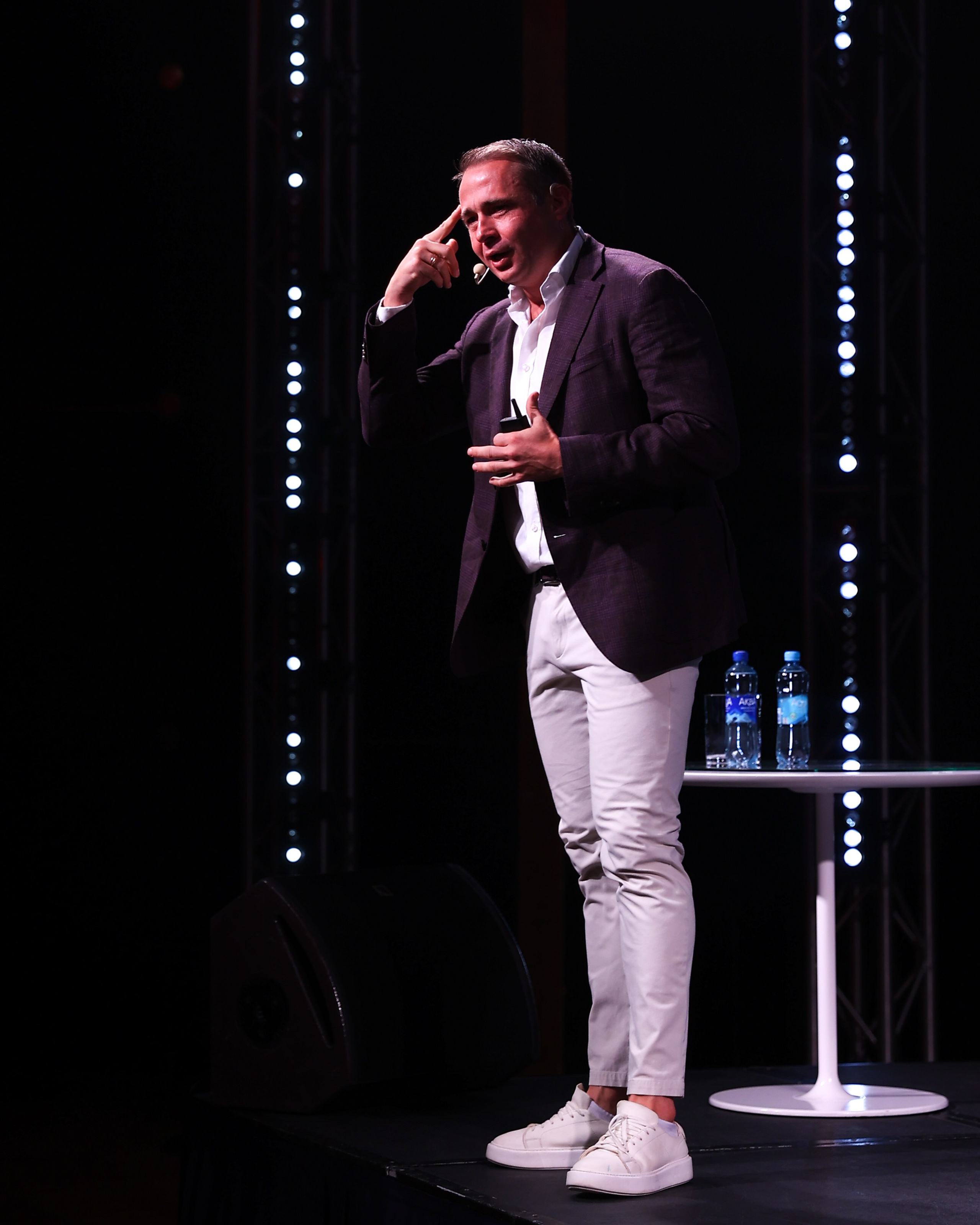 Оскар Хартманн. Business standup тур