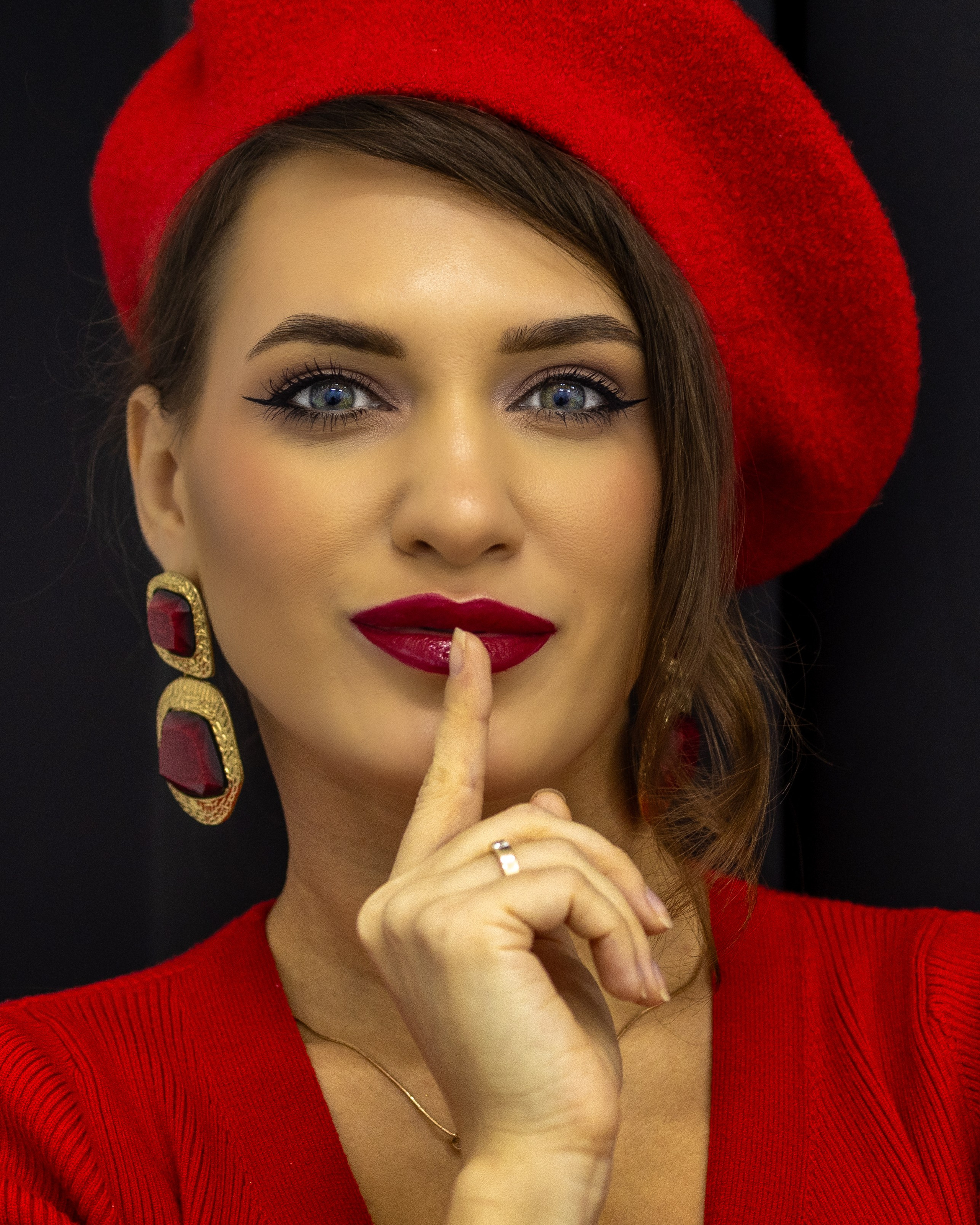 Юлия в красном.