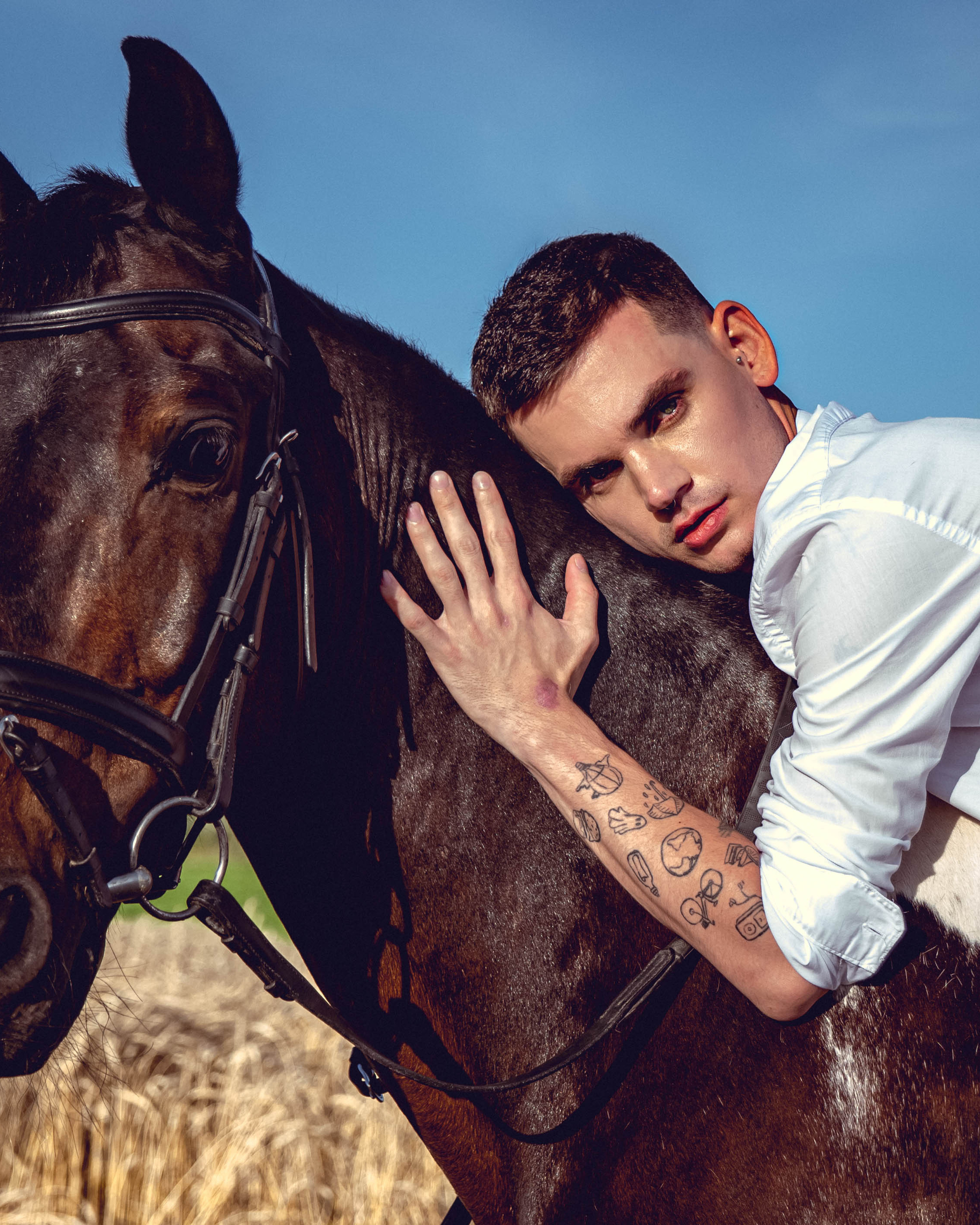 Фотодень в поле с конями