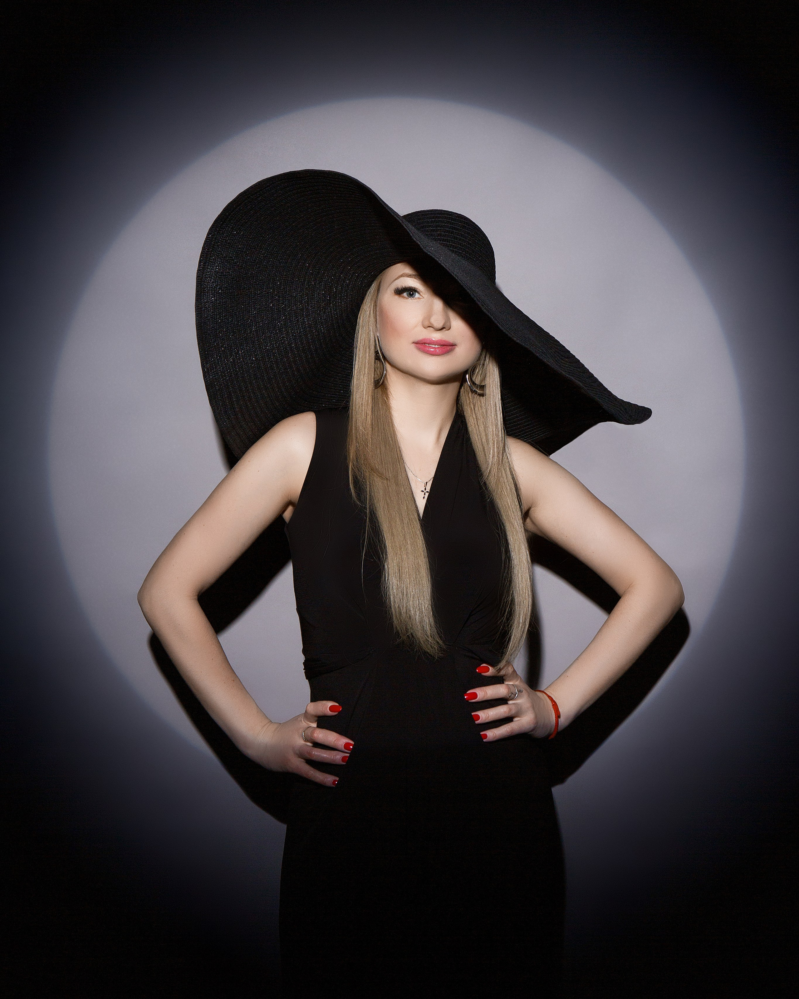 Девушка в шляпе