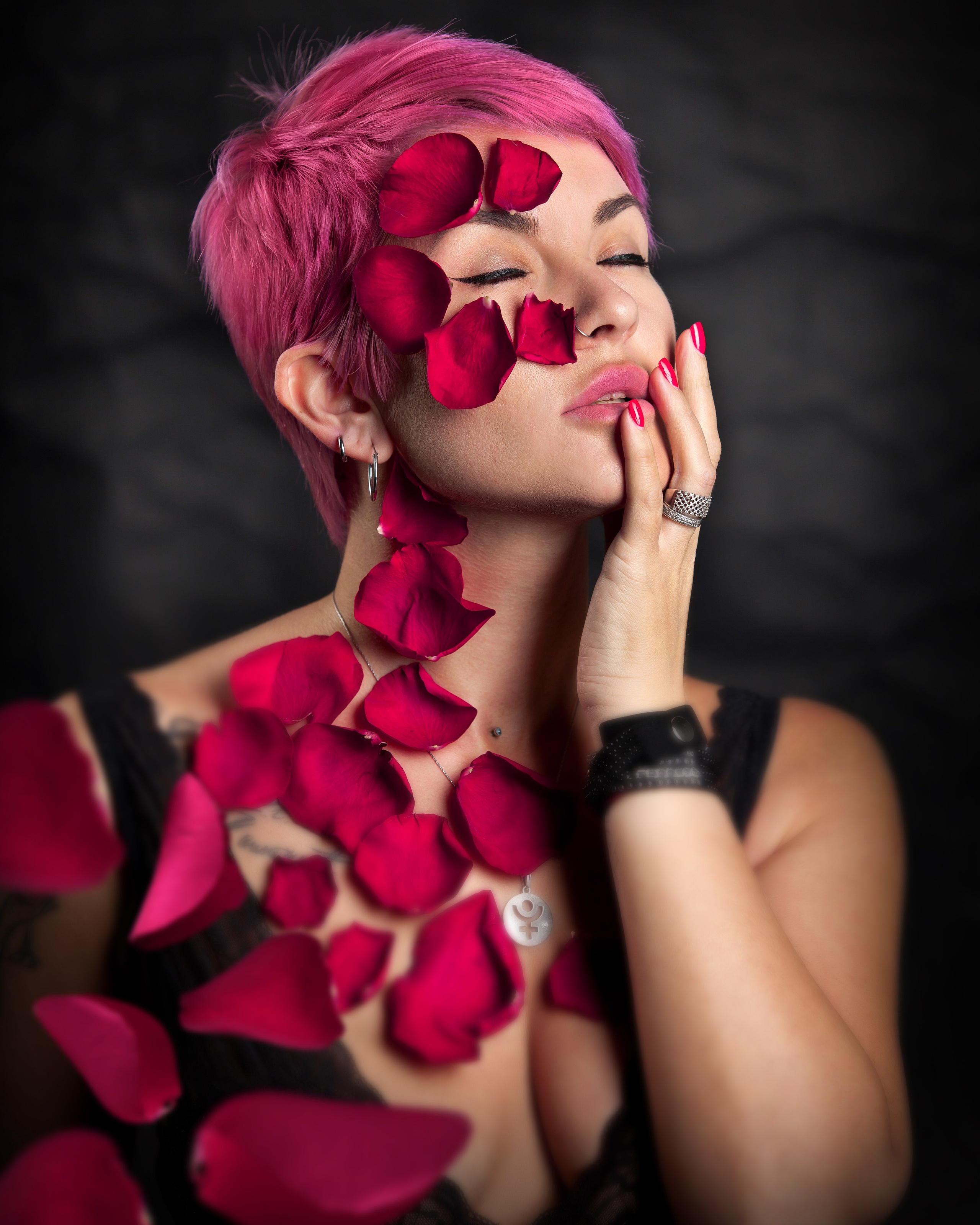 Лепестки роз