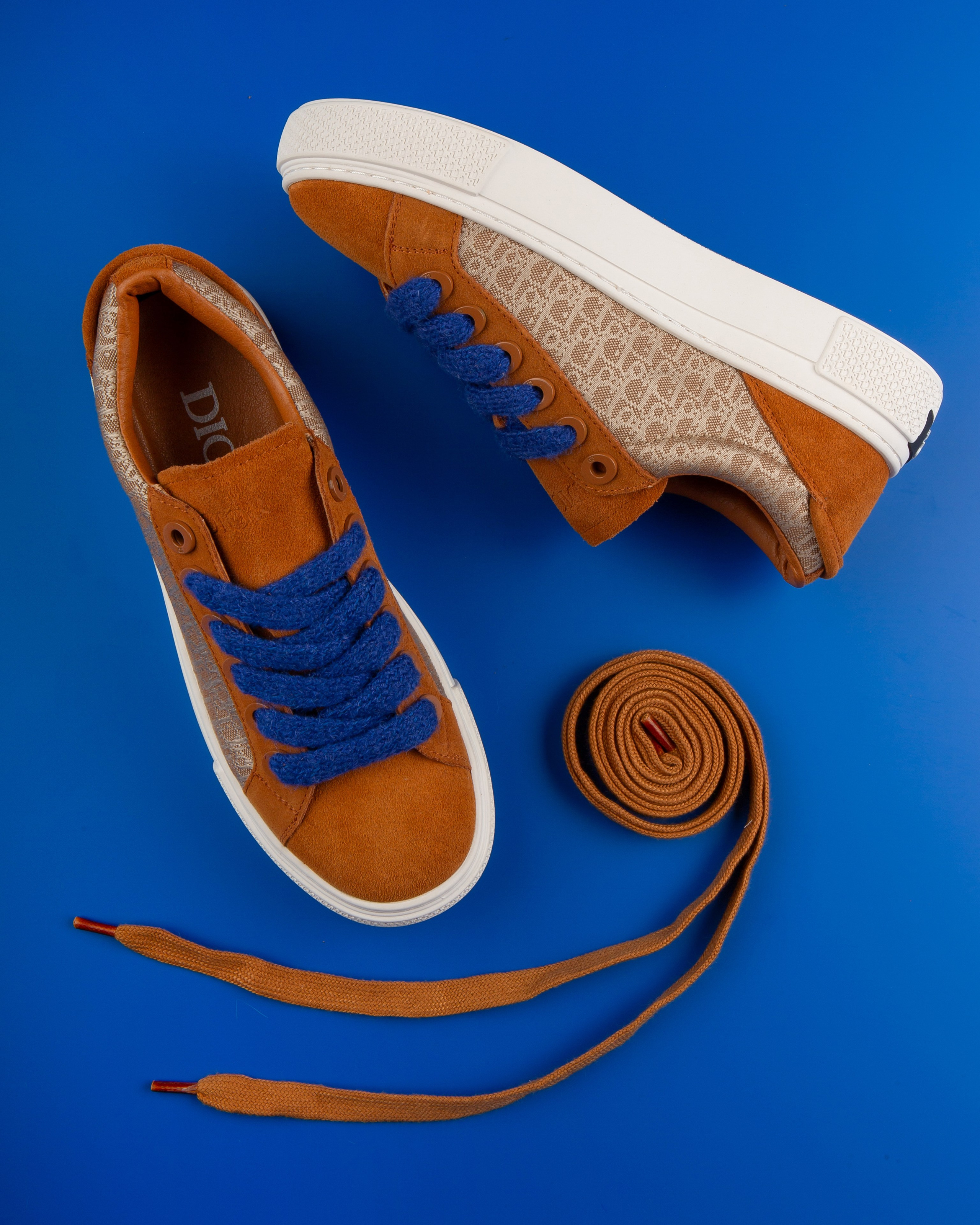 Обувь на цветных фонах