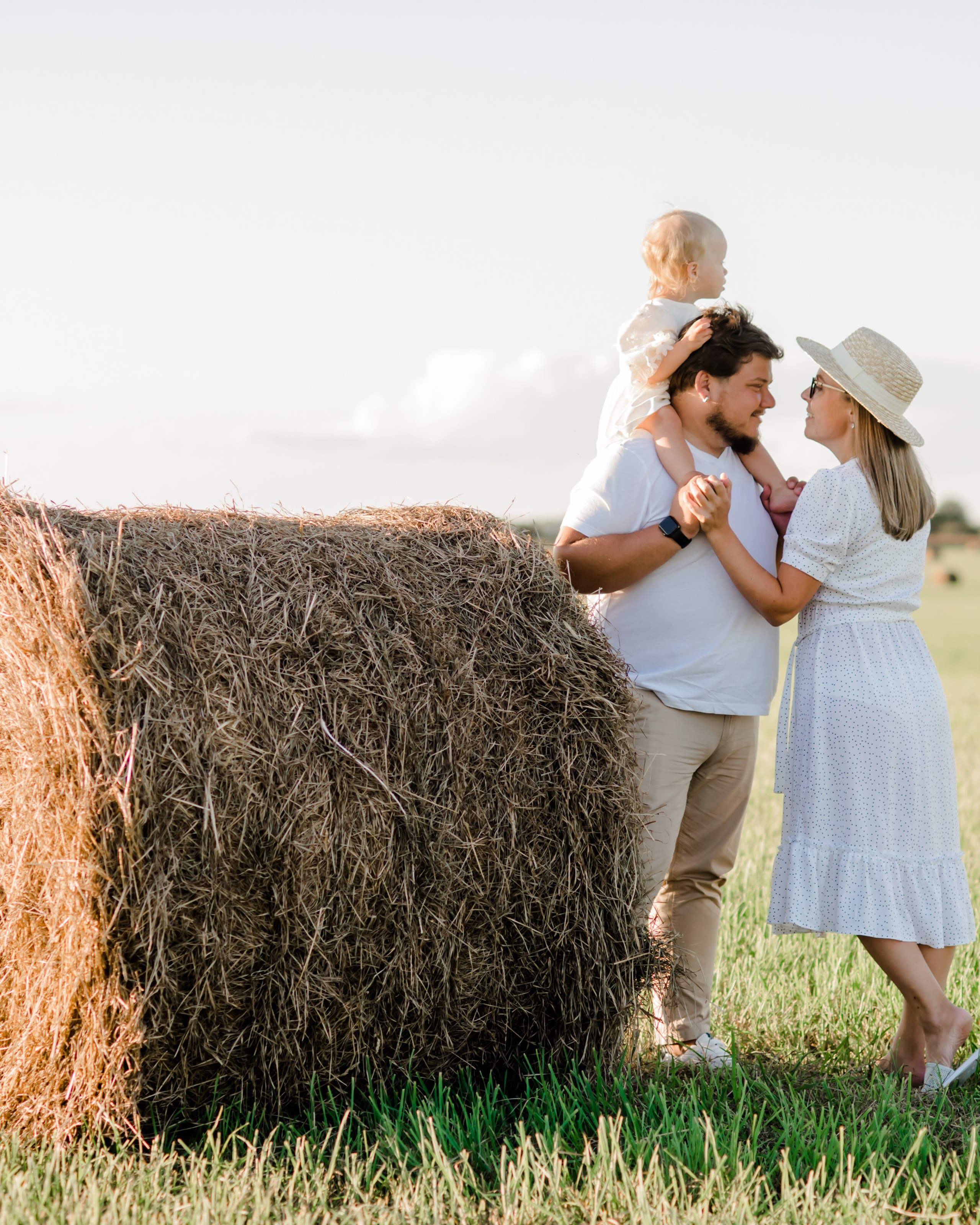 Семья в поле