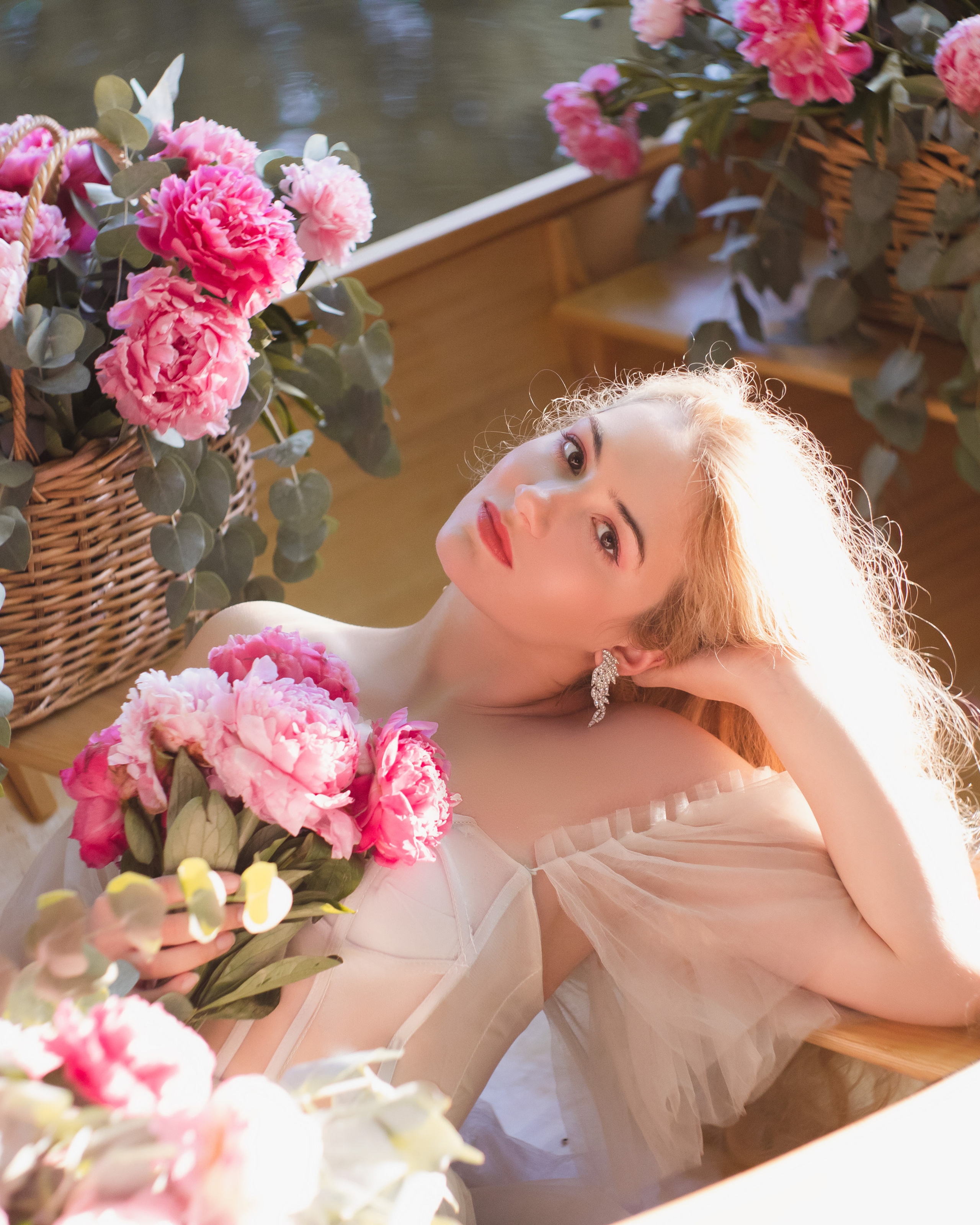 Сказочная лодка с цветами