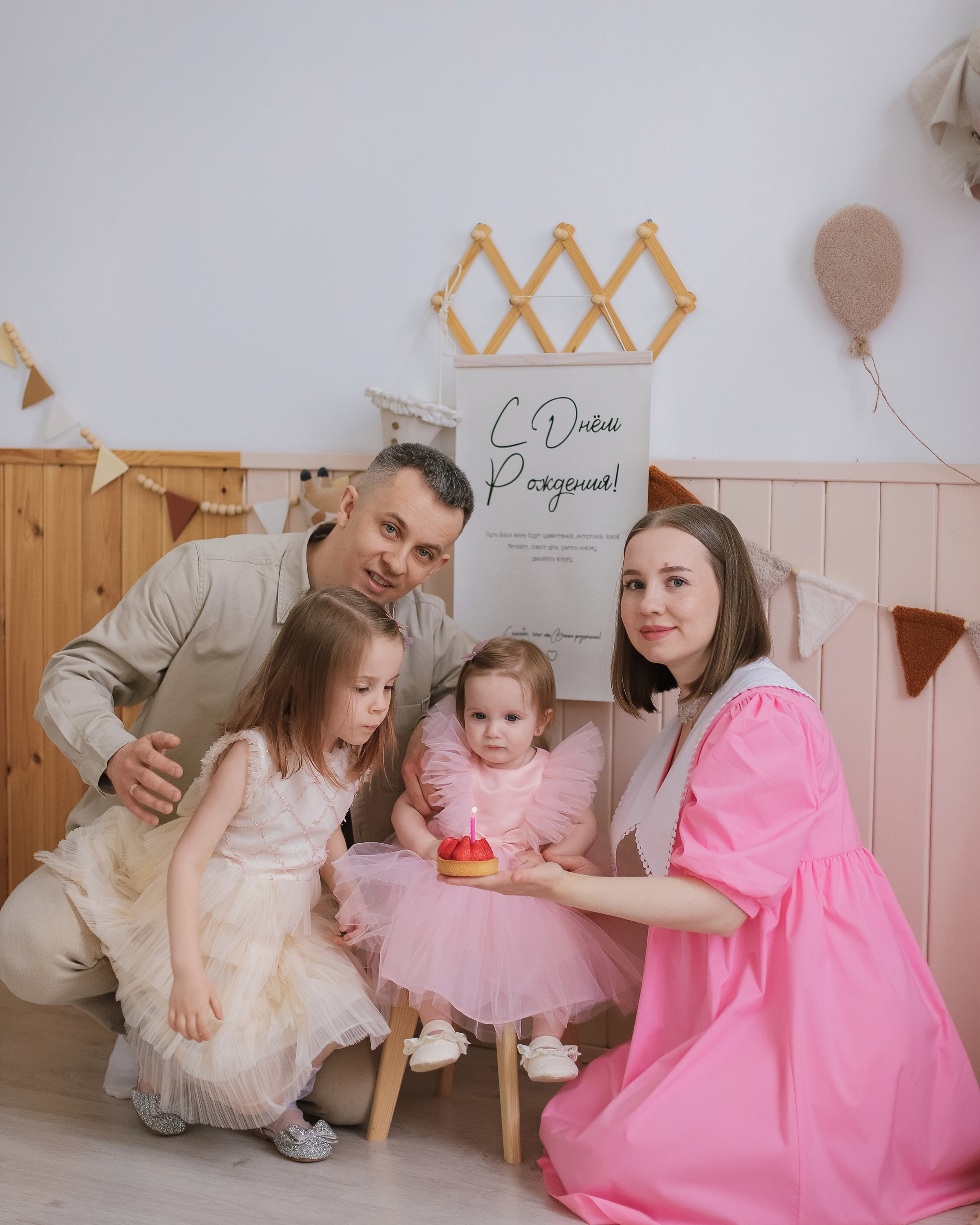 Семья Вова, Вика, Ева и Василиса