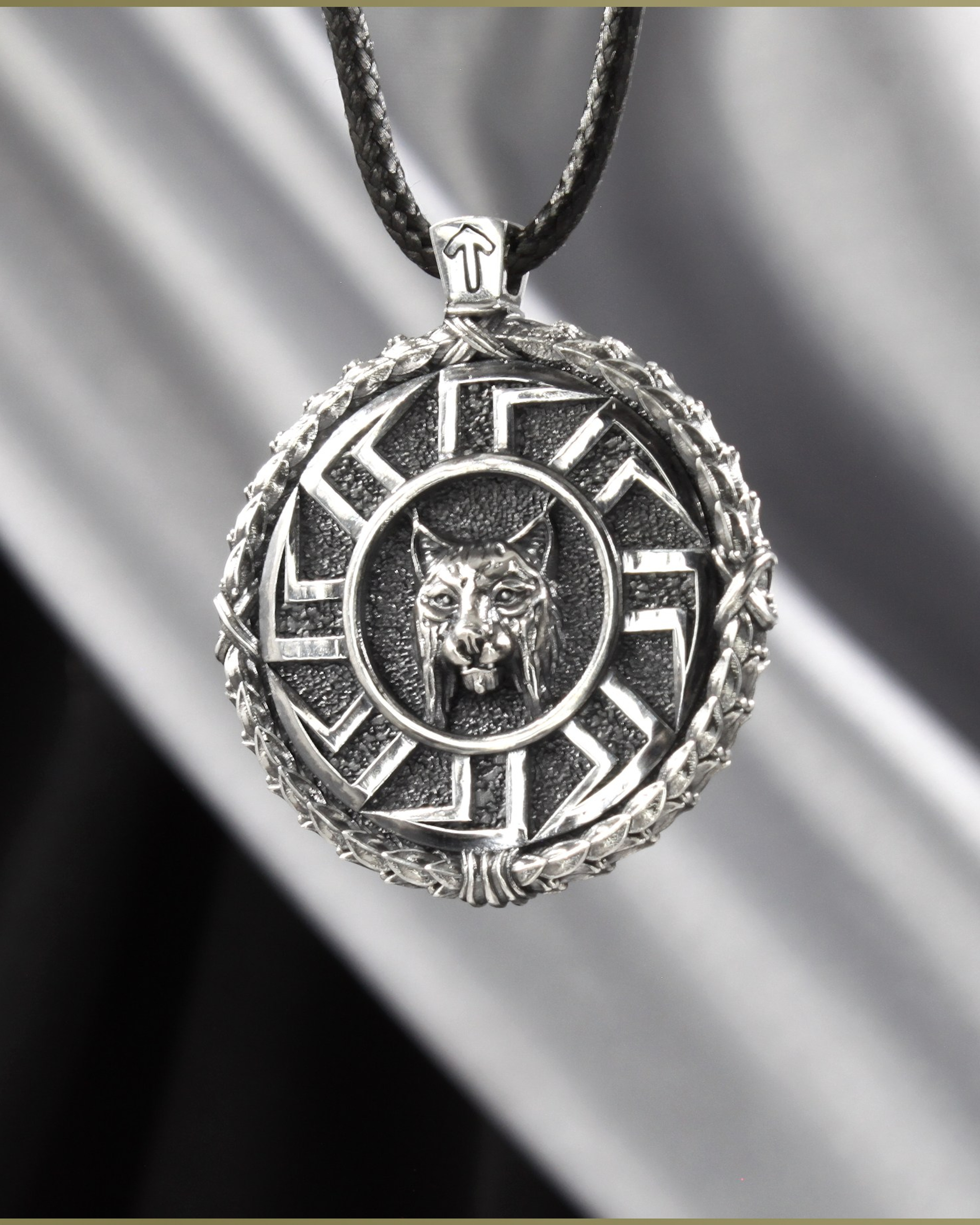 СЛАВЯНСКИЙ МЕДАЛЬОН РЫСЬ С СОЛЯРНЫМ СИМВОЛОМ