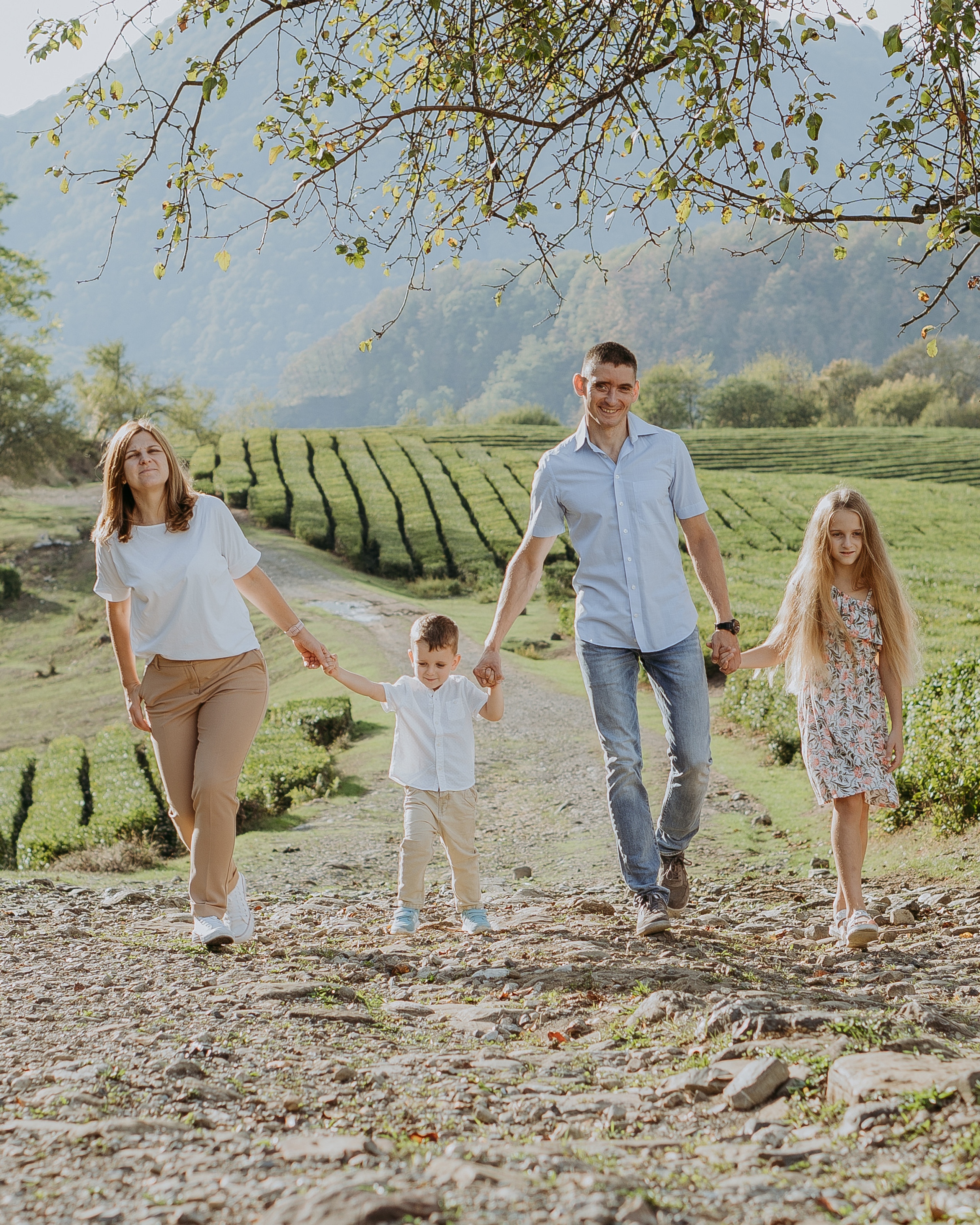 Наталья, Тимур, Элина и Максим. Семейная фотосессия на чайных плантациях