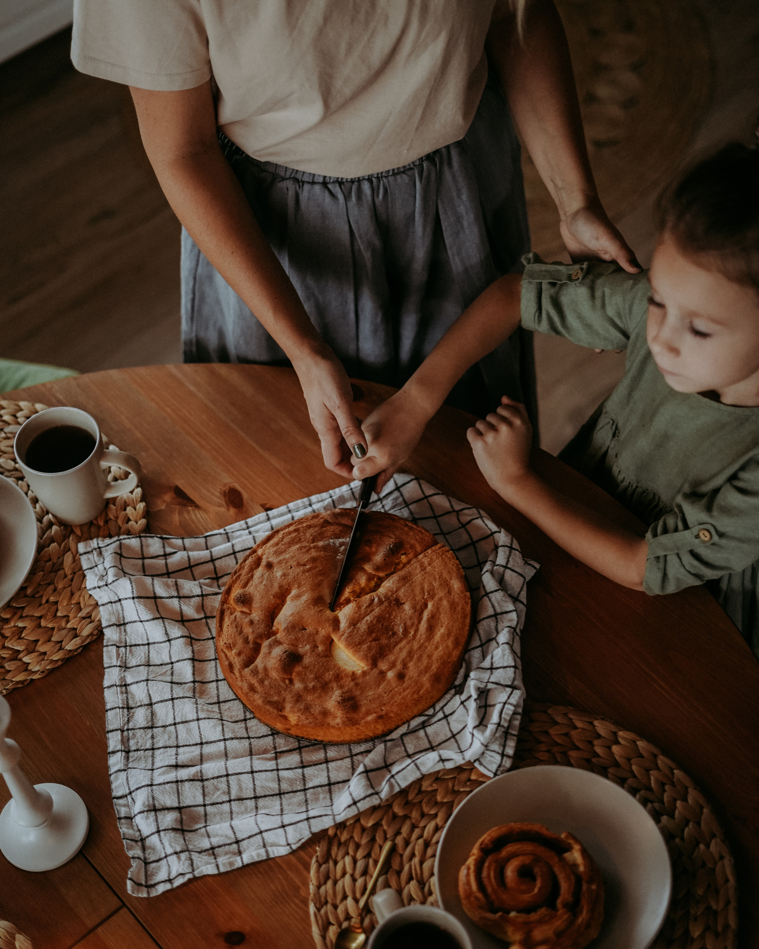 Света и Алиса готовят яблочный пирог