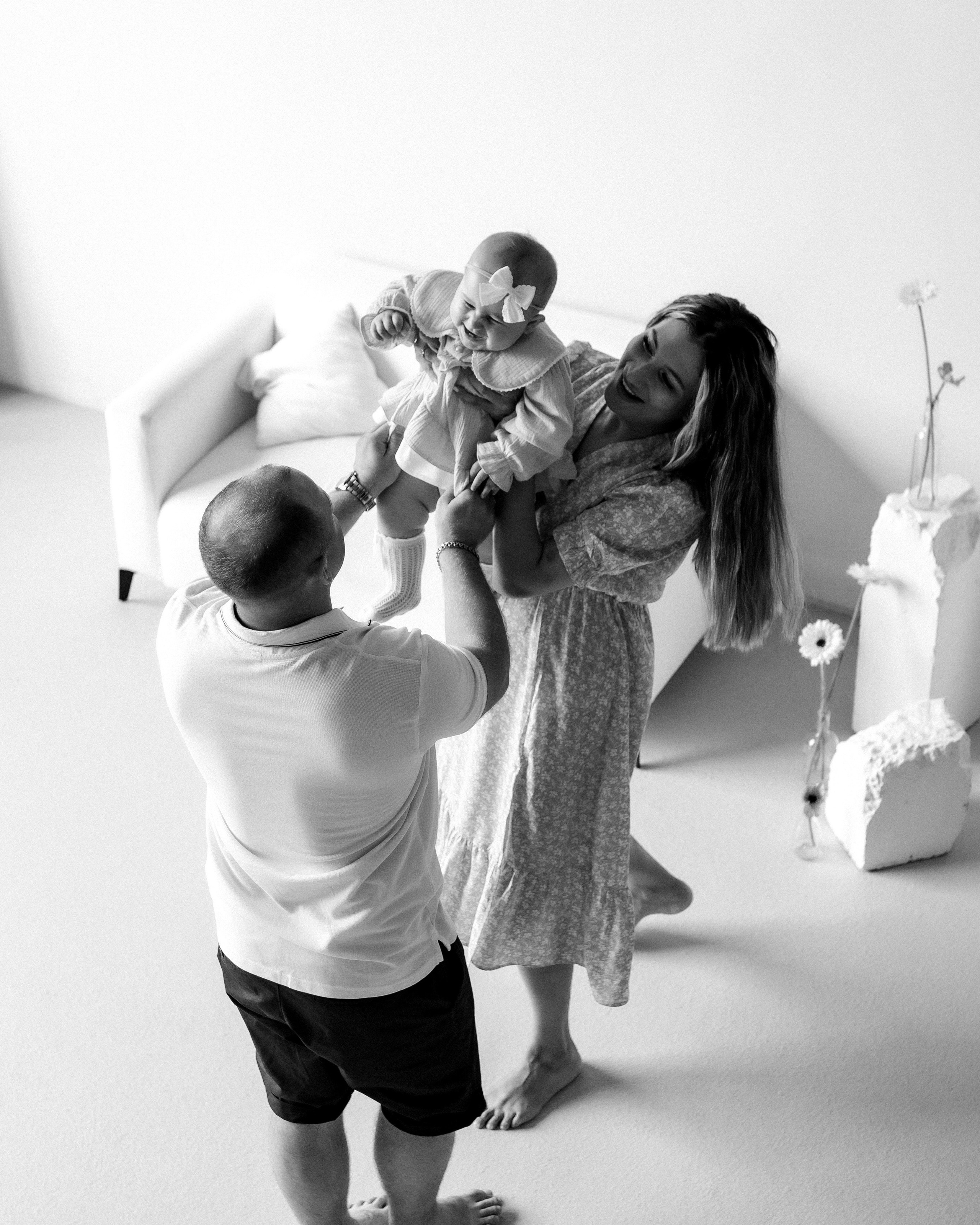 Малышка Алиса с мамой и папой