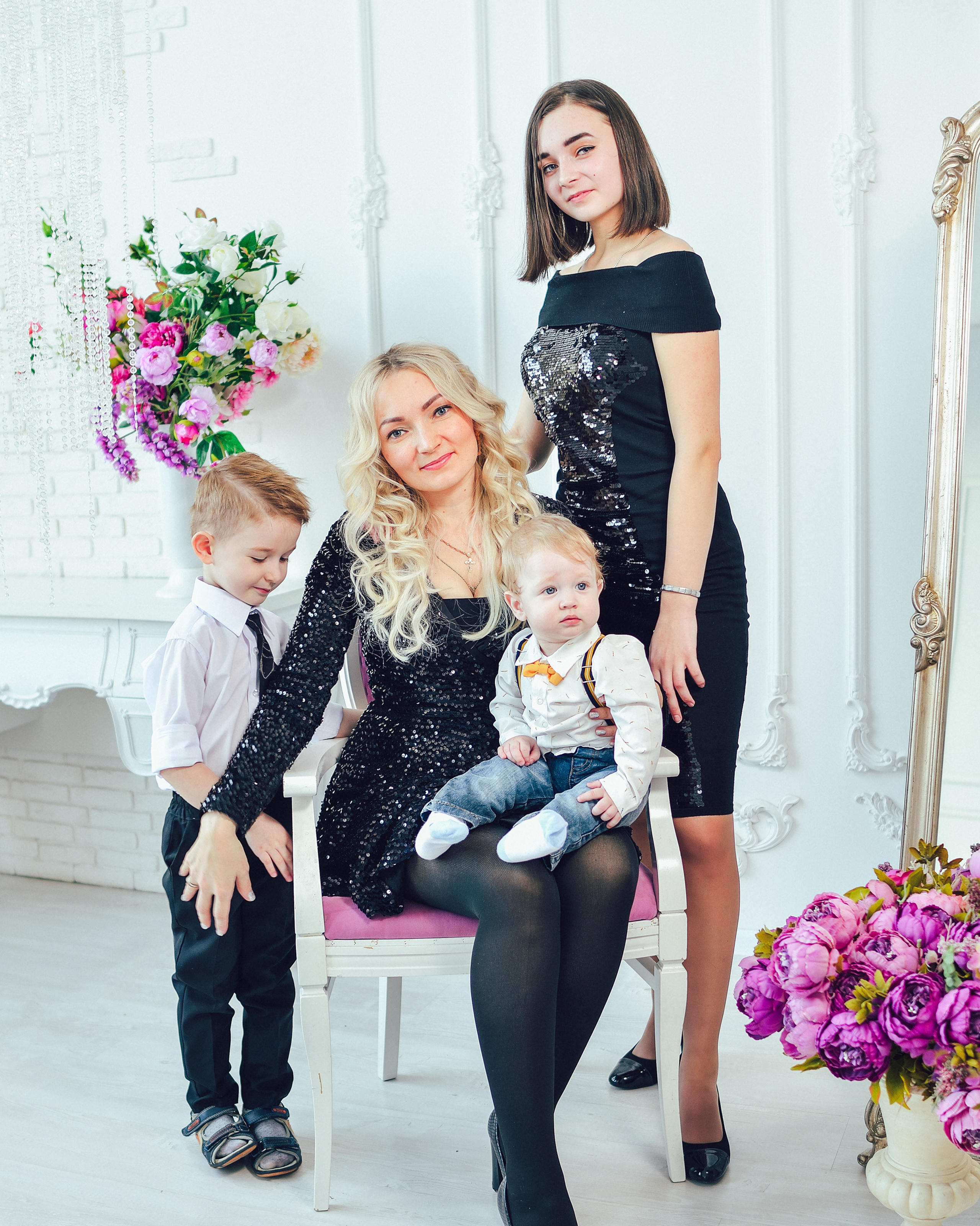 Женя, Надя, Лика и&nbsp;маленький Мирон