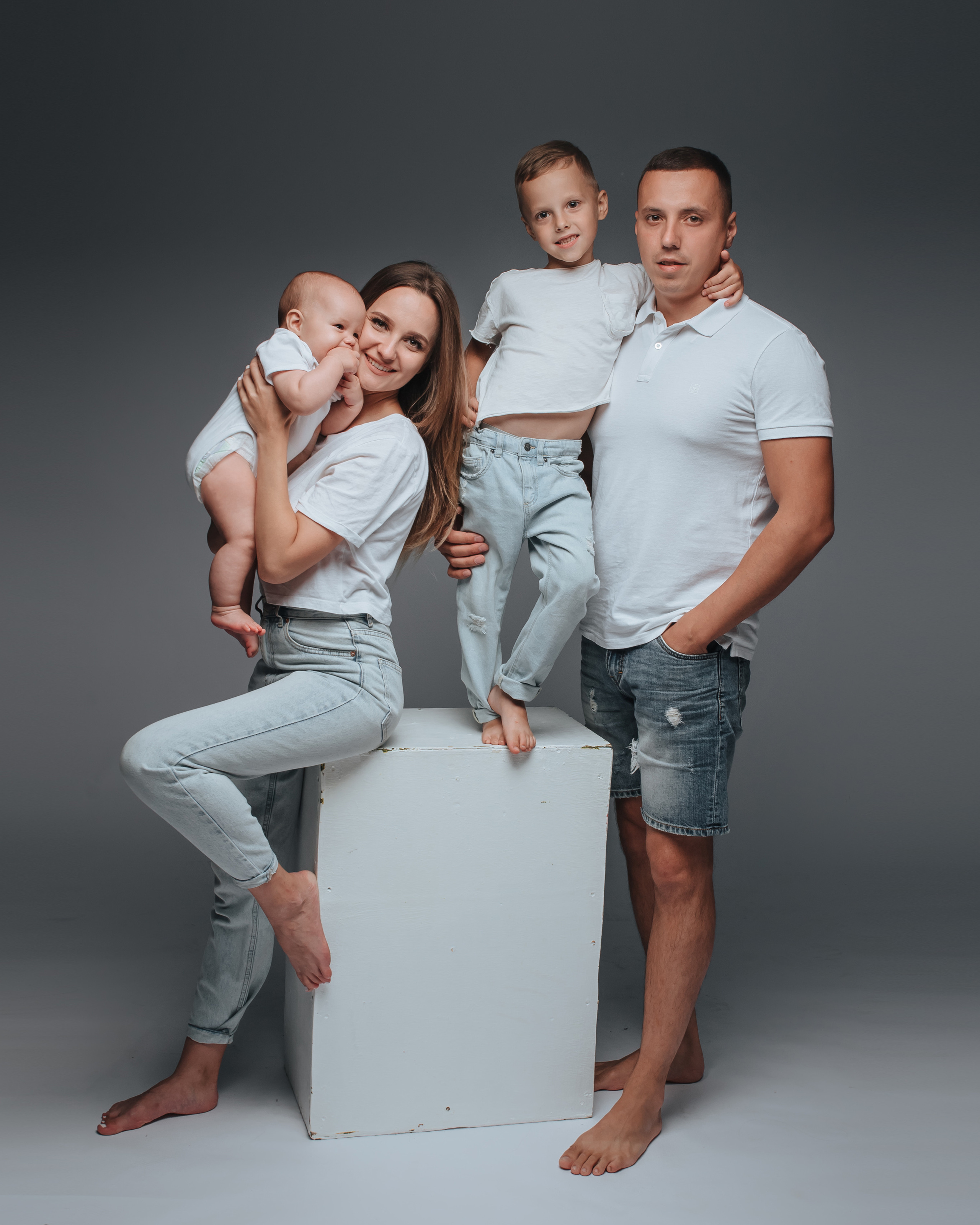 Семейная фотосессия в студии