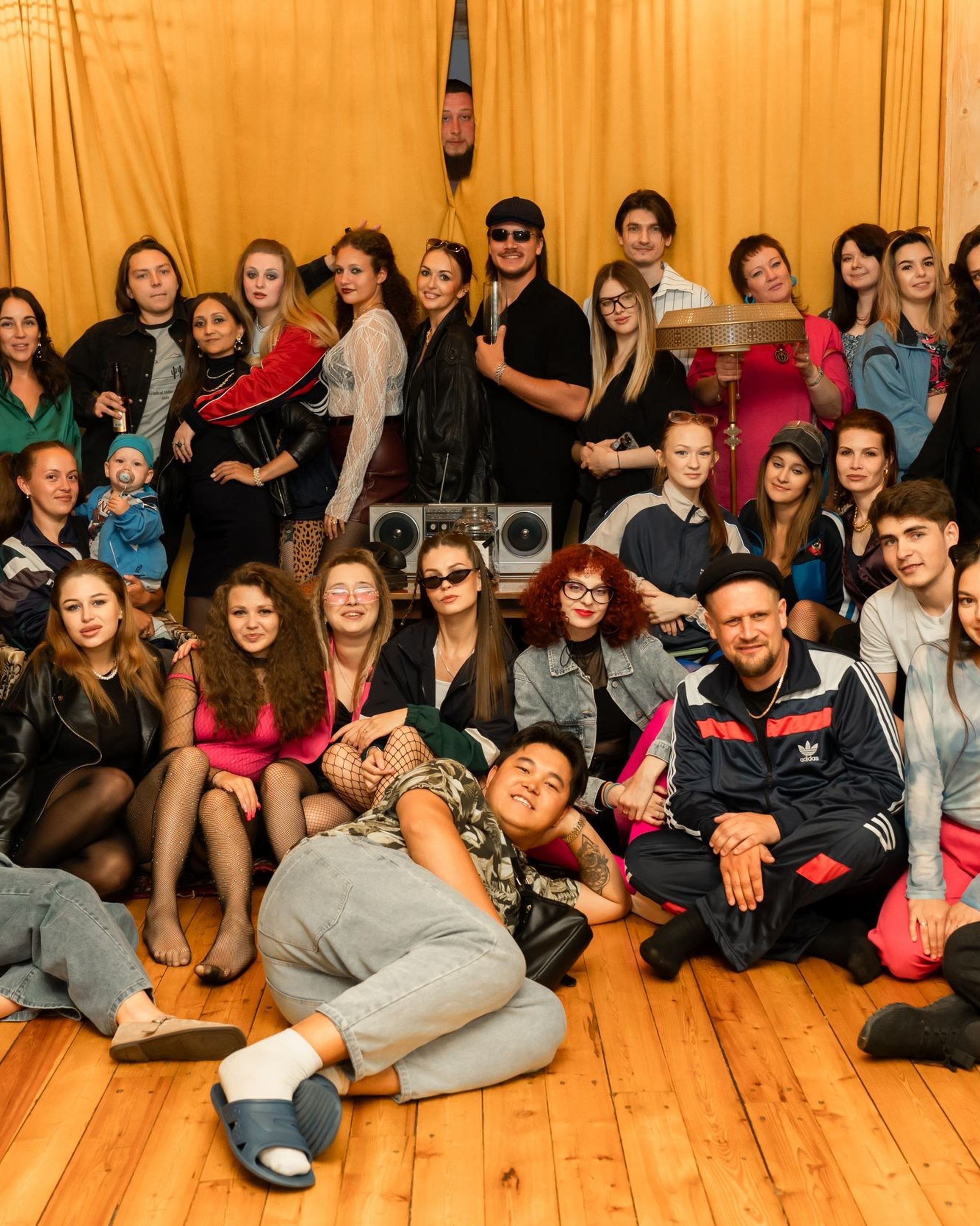 Корпоратив Суши-Рыба в стилистике 90ых