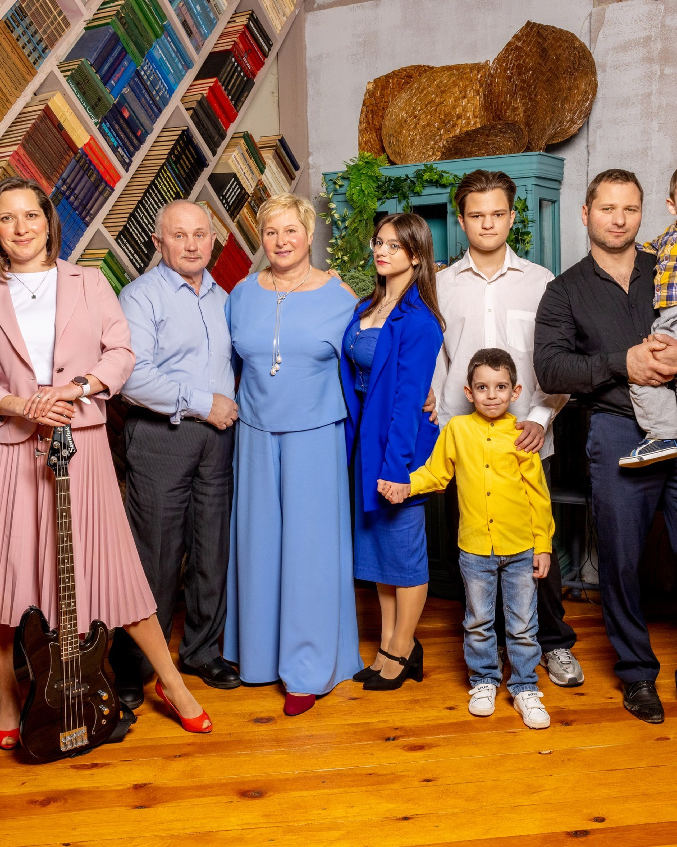 Семья в&nbsp;РУМ35 (зал с&nbsp;библиотекой и&nbsp;камином)