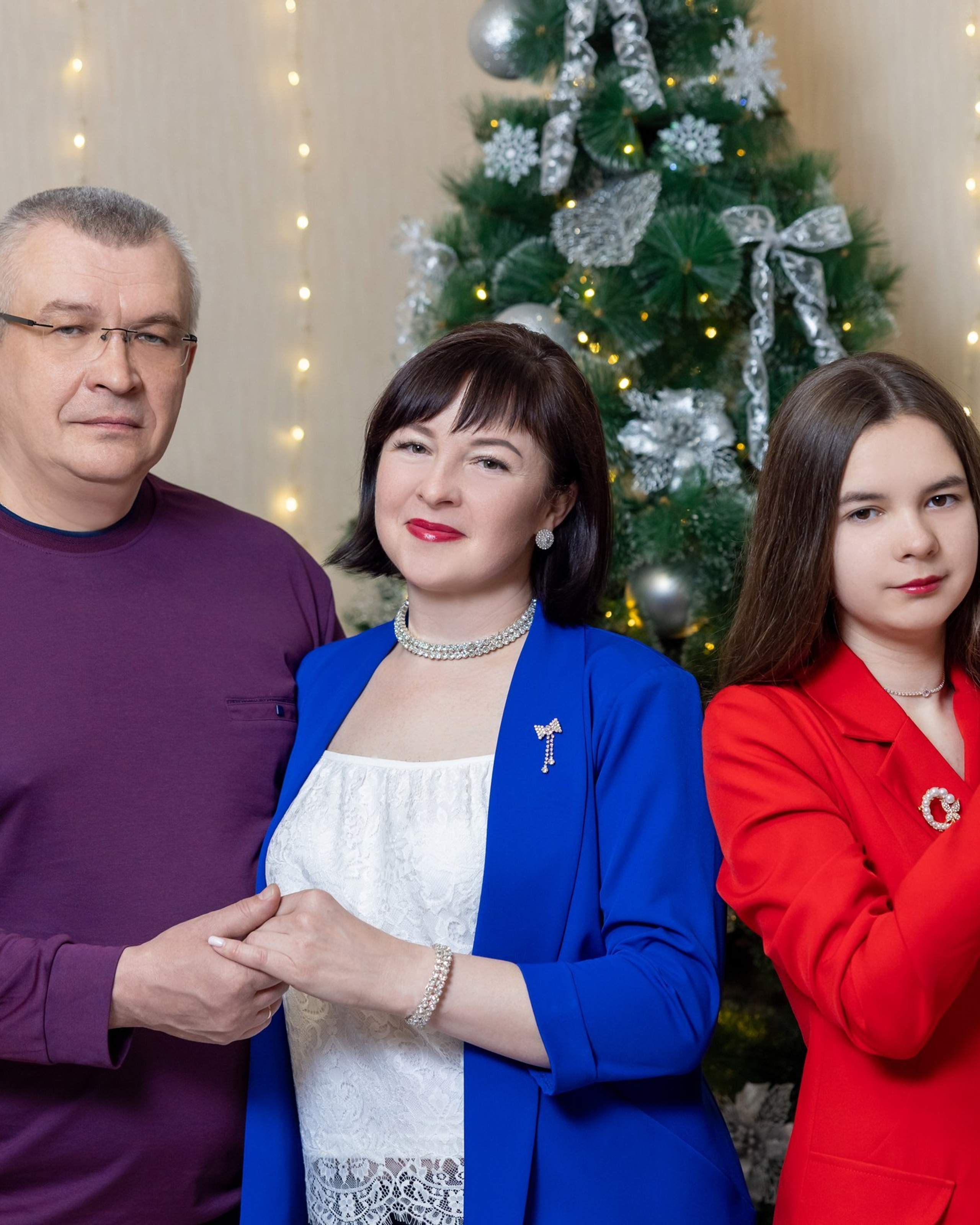 Семейная новгодняя фотосъемка у&nbsp;ёлки и&nbsp;камина