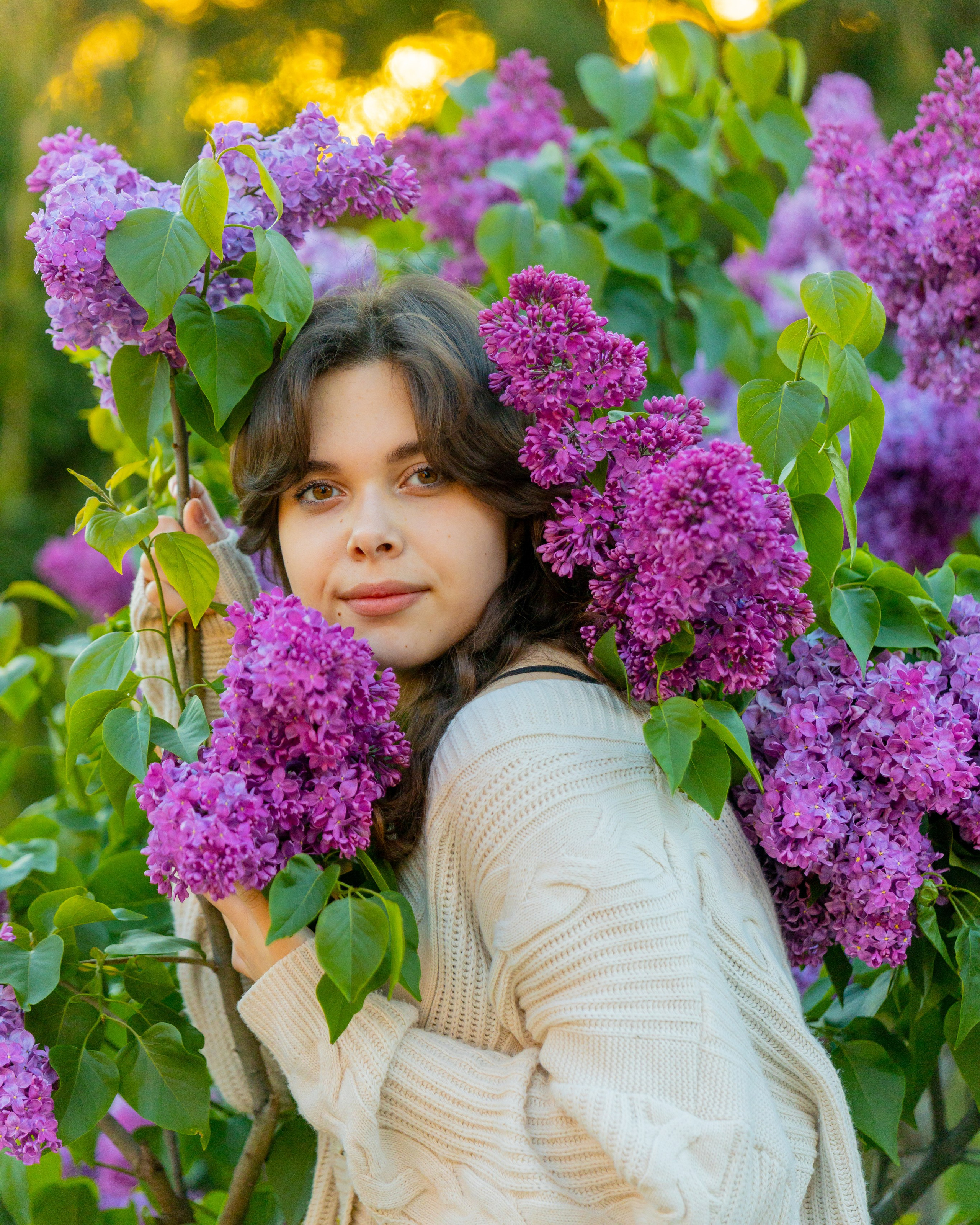 Мария весной в&nbsp;цветущих локациях.