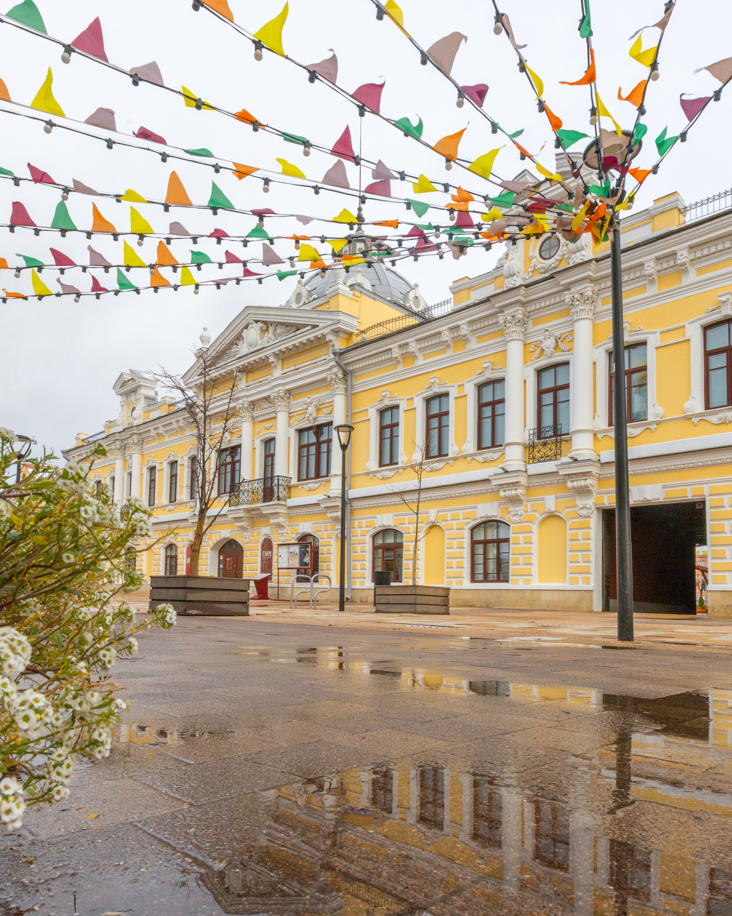 Улица Металлистов осенью.